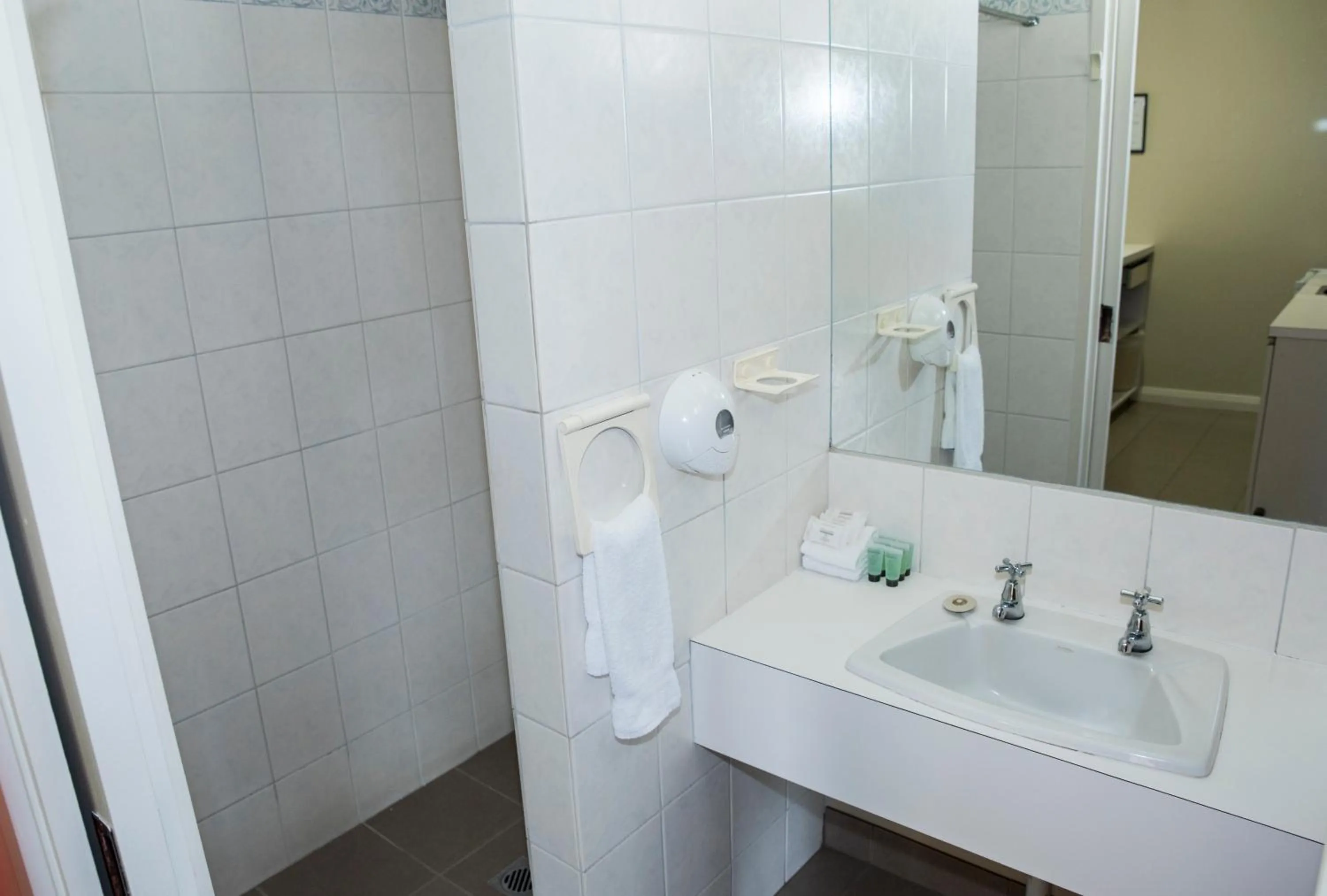 Shower in Barooga Country Inn Motel