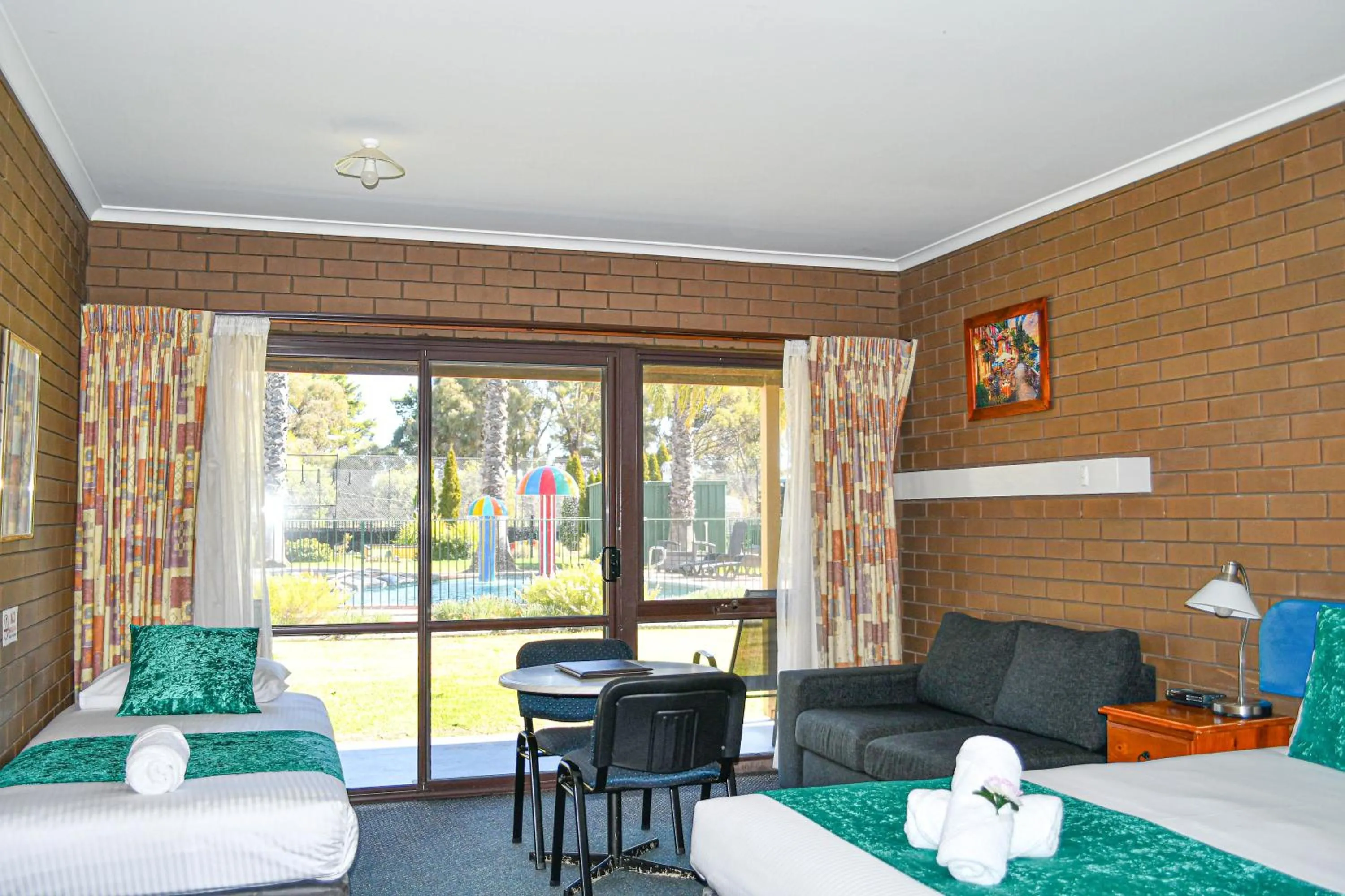 Photo of the whole room, Bed in Barooga Country Inn Motel
