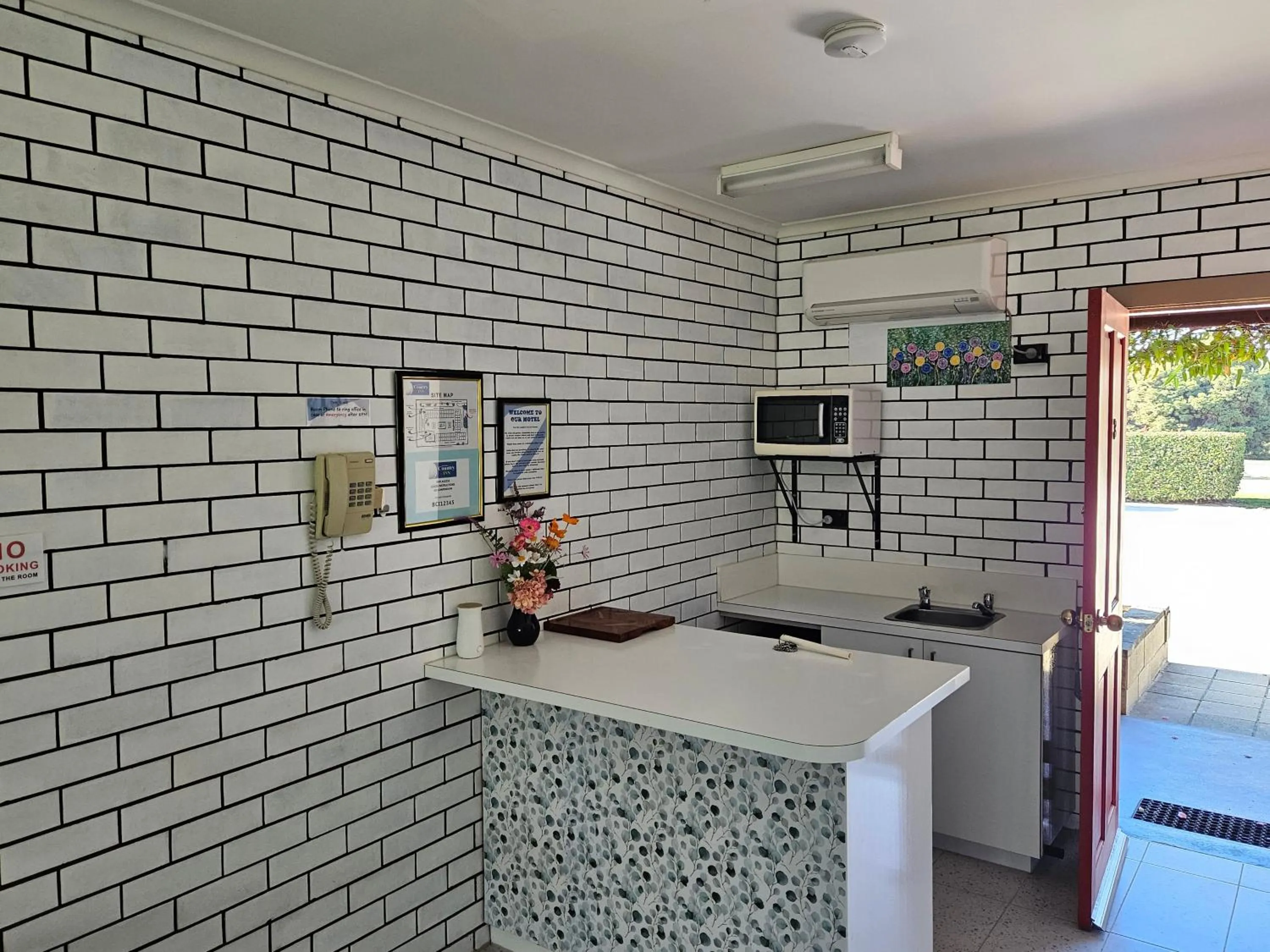 Kitchen or kitchenette in Barooga Country Inn Motel