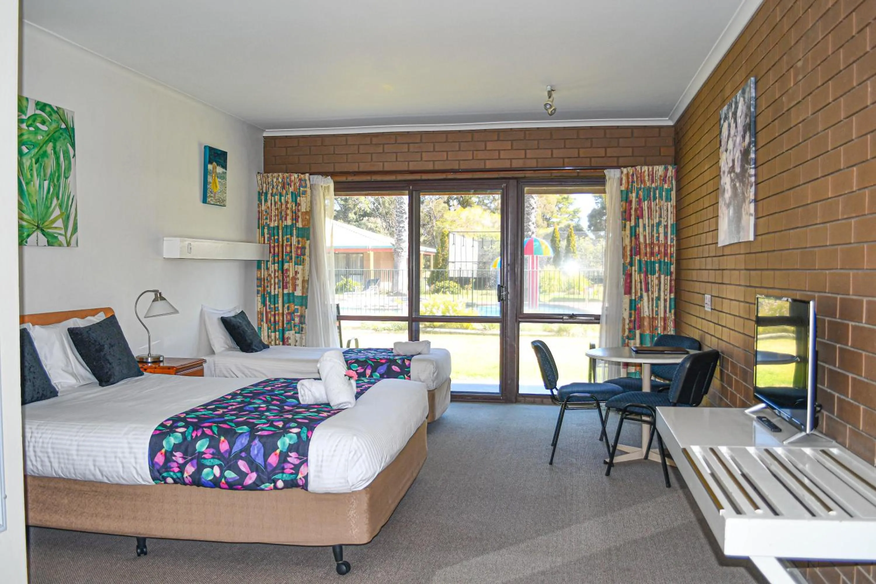 Property building, Bed in Barooga Country Inn Motel