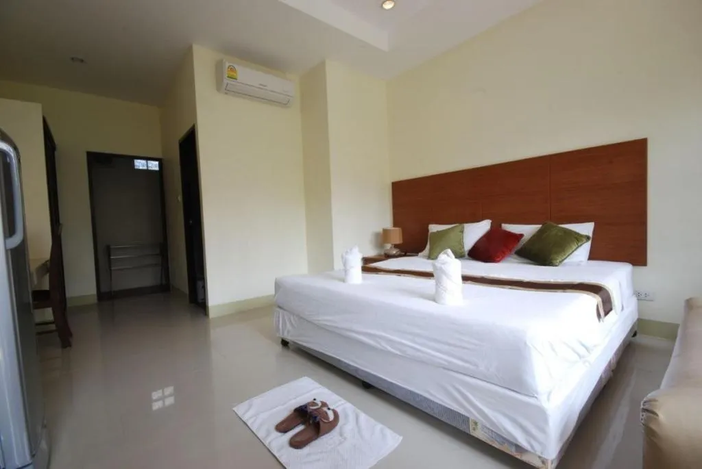 Photo of the whole room, Bed in Buathong Place