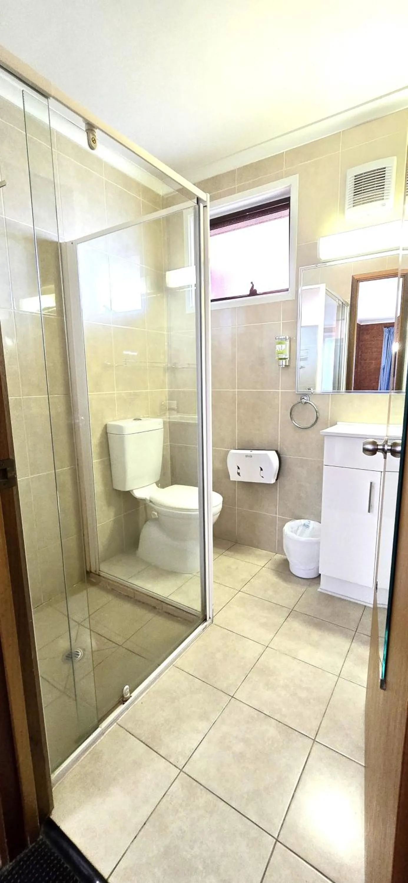 Bathroom in Whalers Rest Motor Inn