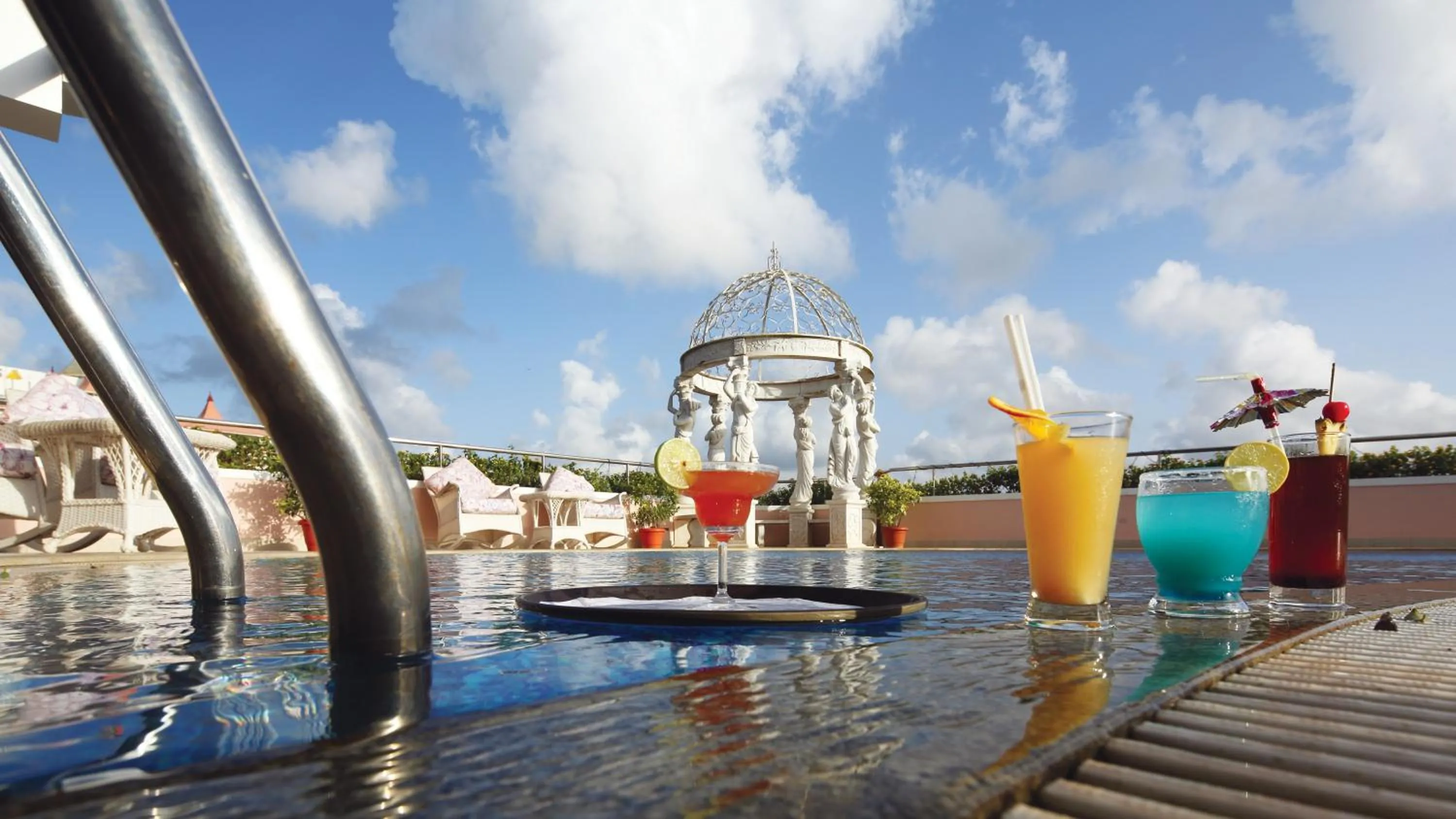 Swimming pool in Windsor Rajadhani Hotel