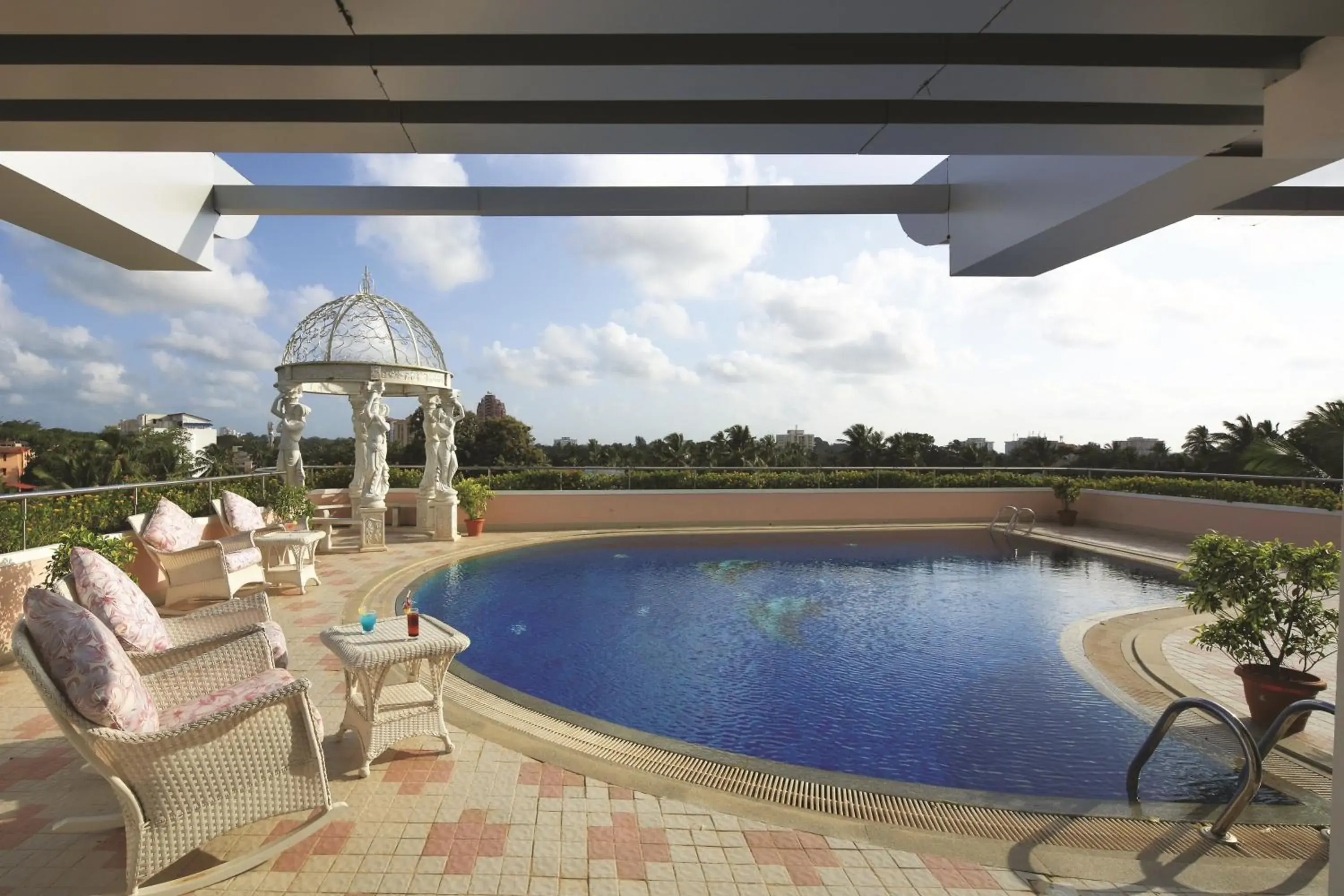 Swimming pool in Windsor Rajadhani Hotel Swimming pool in Windsor Rajadhani Hotel