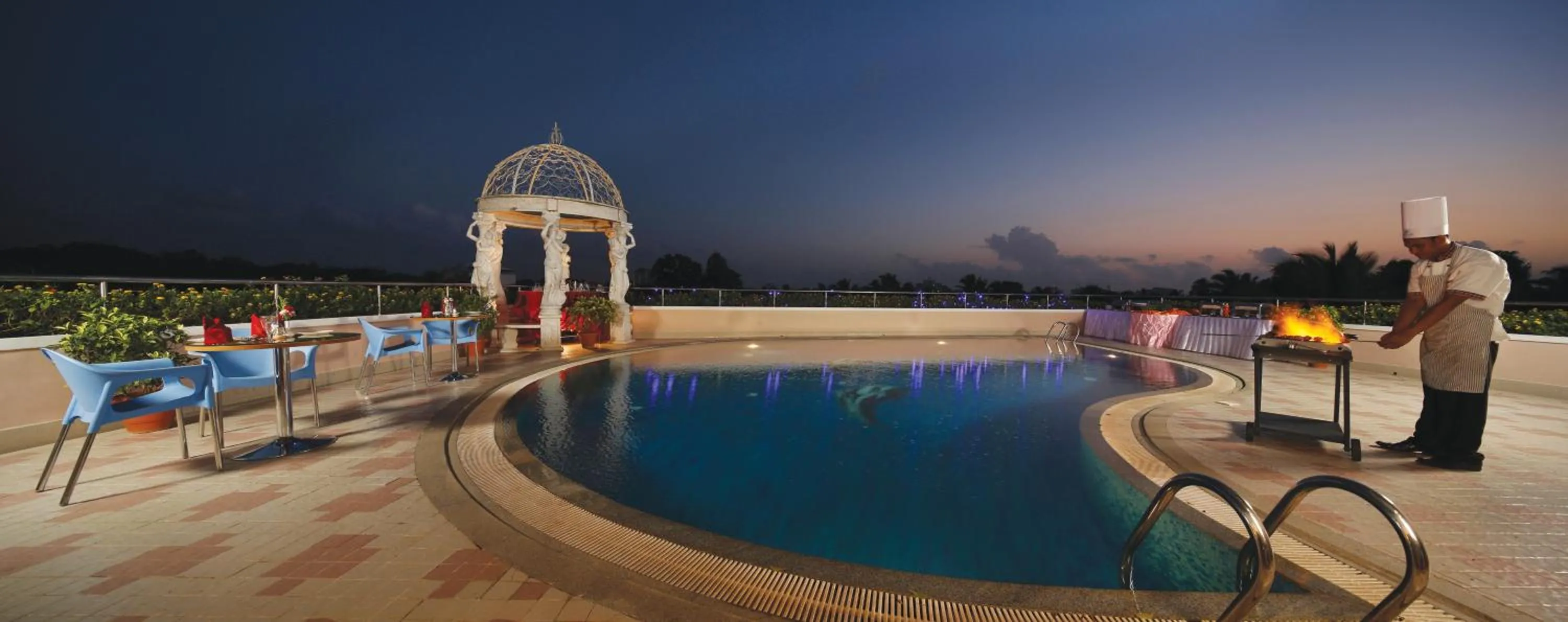 Swimming pool in Windsor Rajadhani Hotel