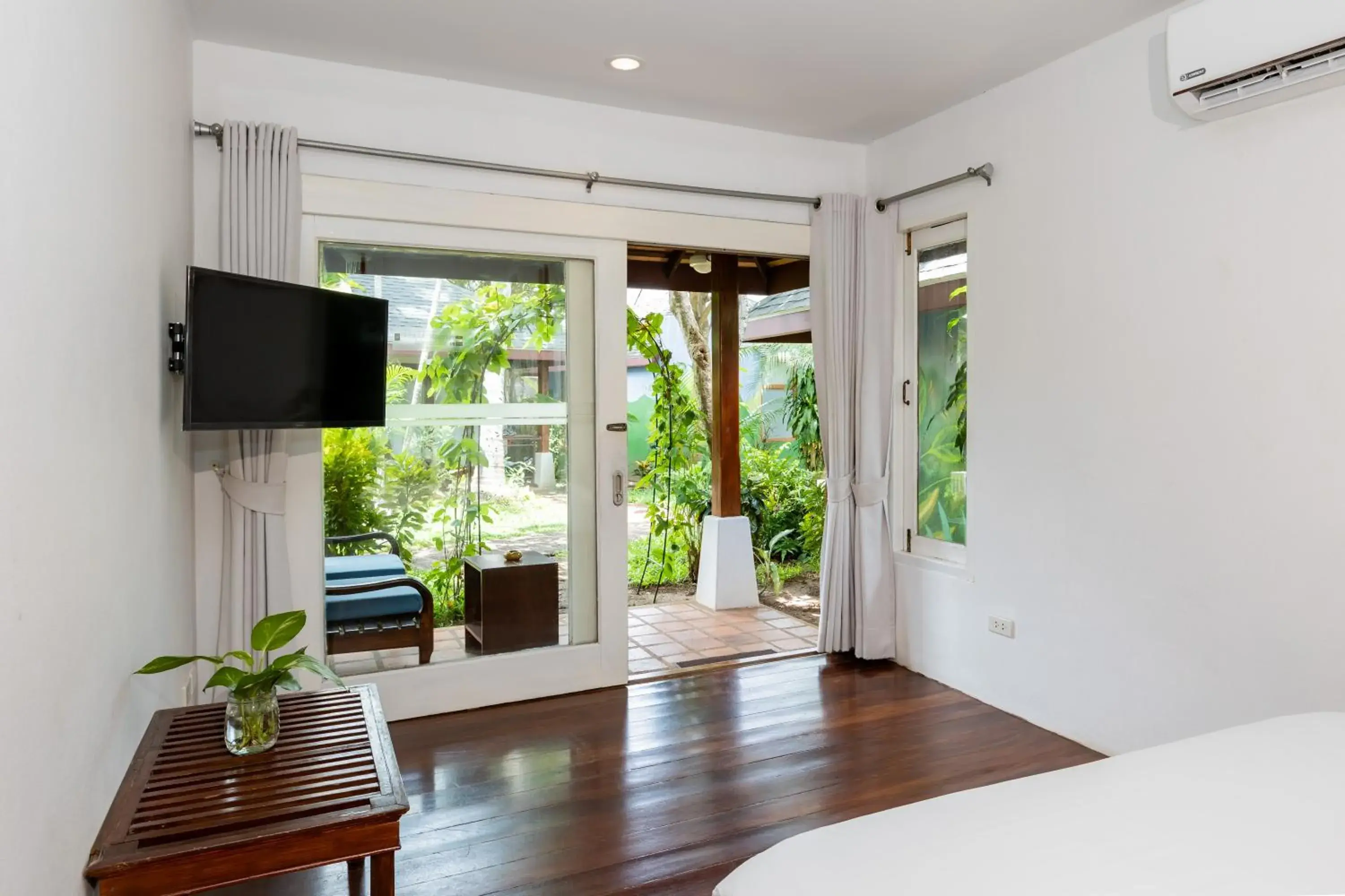 TV and multimedia, Bed in Malibu Beach Resort TV and multimedia, Bed in Malibu Beach Resort