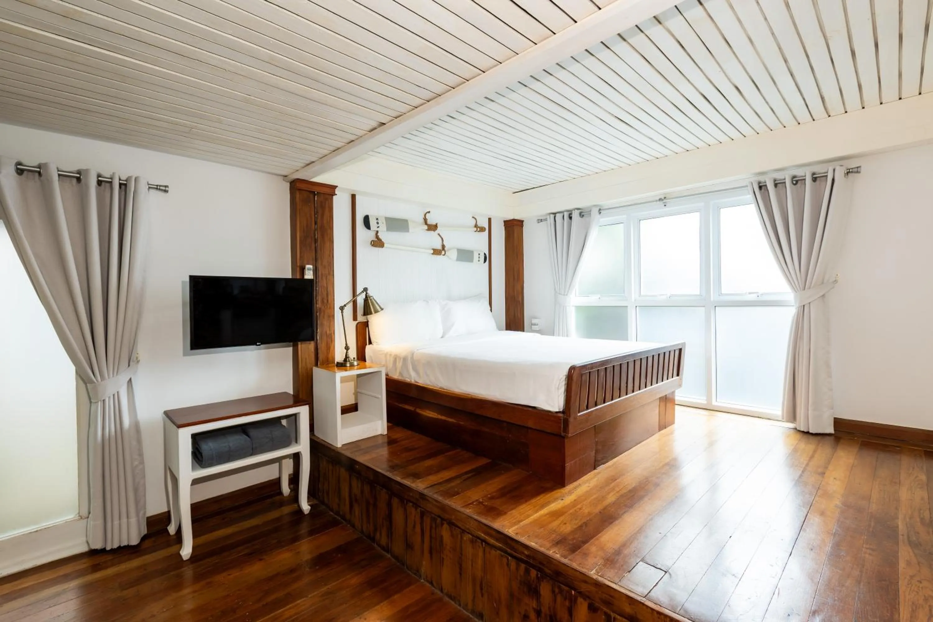 Bedroom, Bed in Malibu Beach Resort