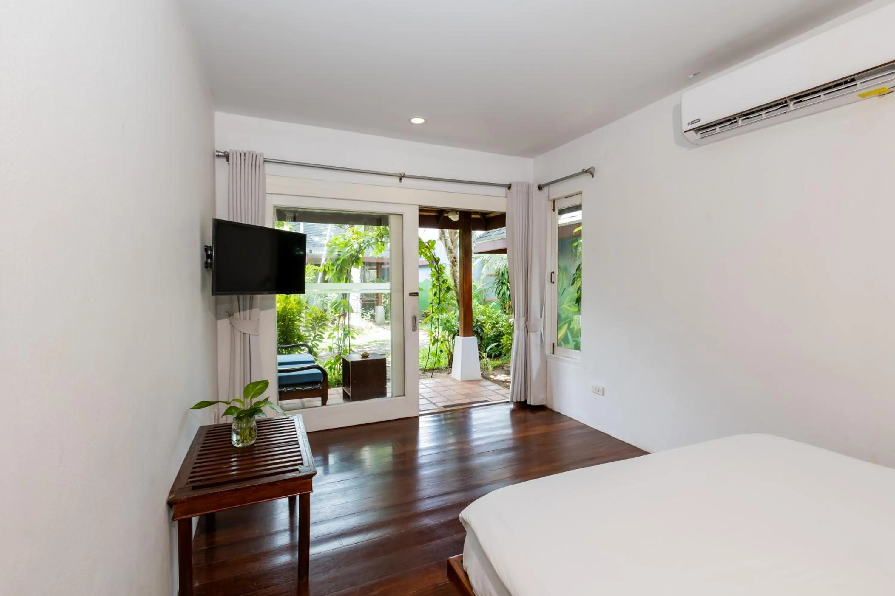 View (from property/room), Bed in Malibu Beach Resort