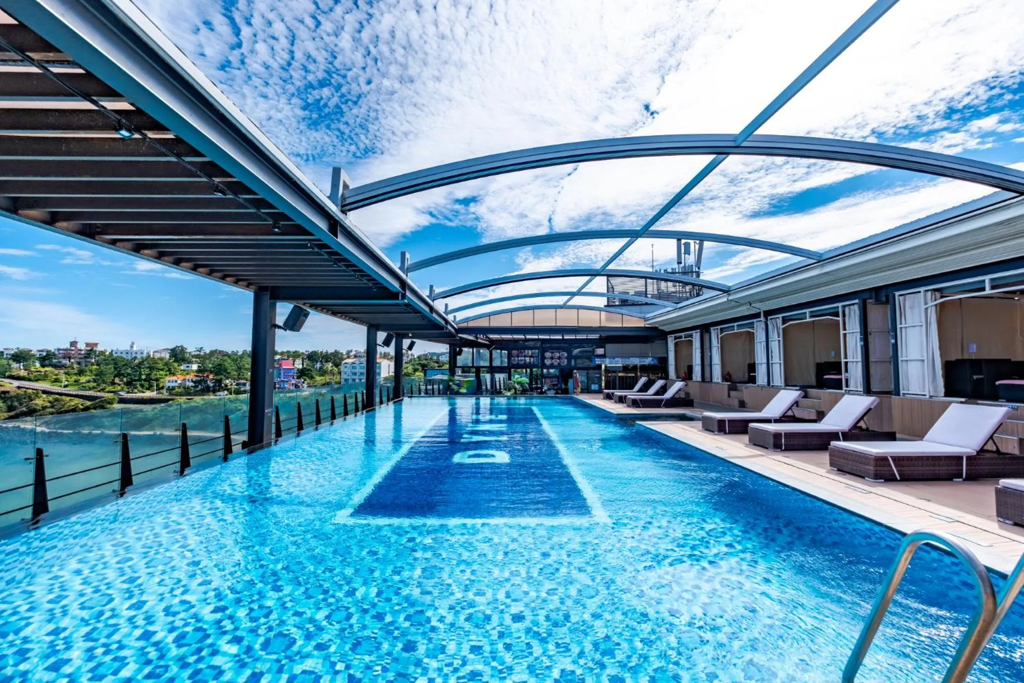 Pool view in Dyne Oceano Hotel