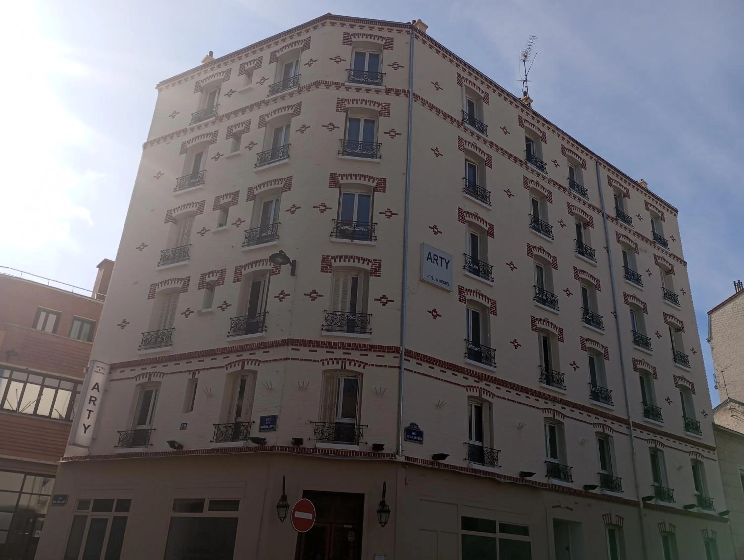 Arty Paris Porte de Versailles by River