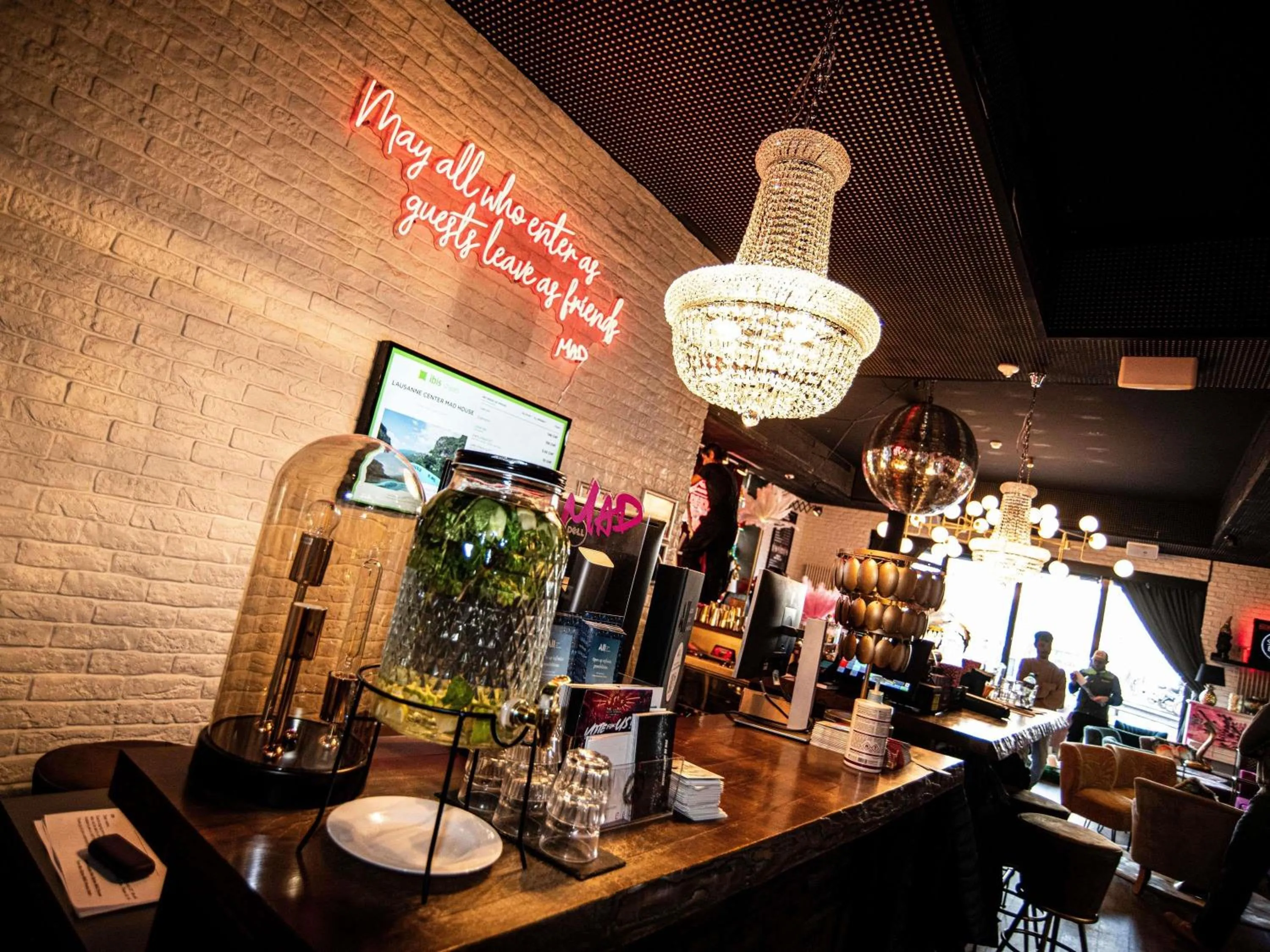 Restaurant/places to eat in ibis Styles Lausanne Center MadHouse