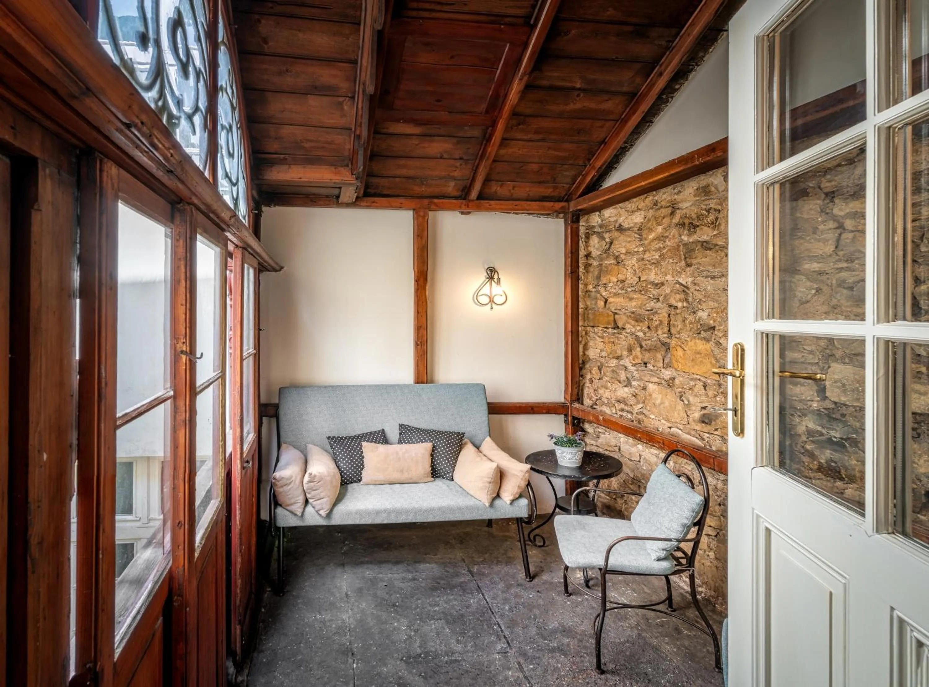 Balcony/Terrace in 6 Continents Apartments by Adrez