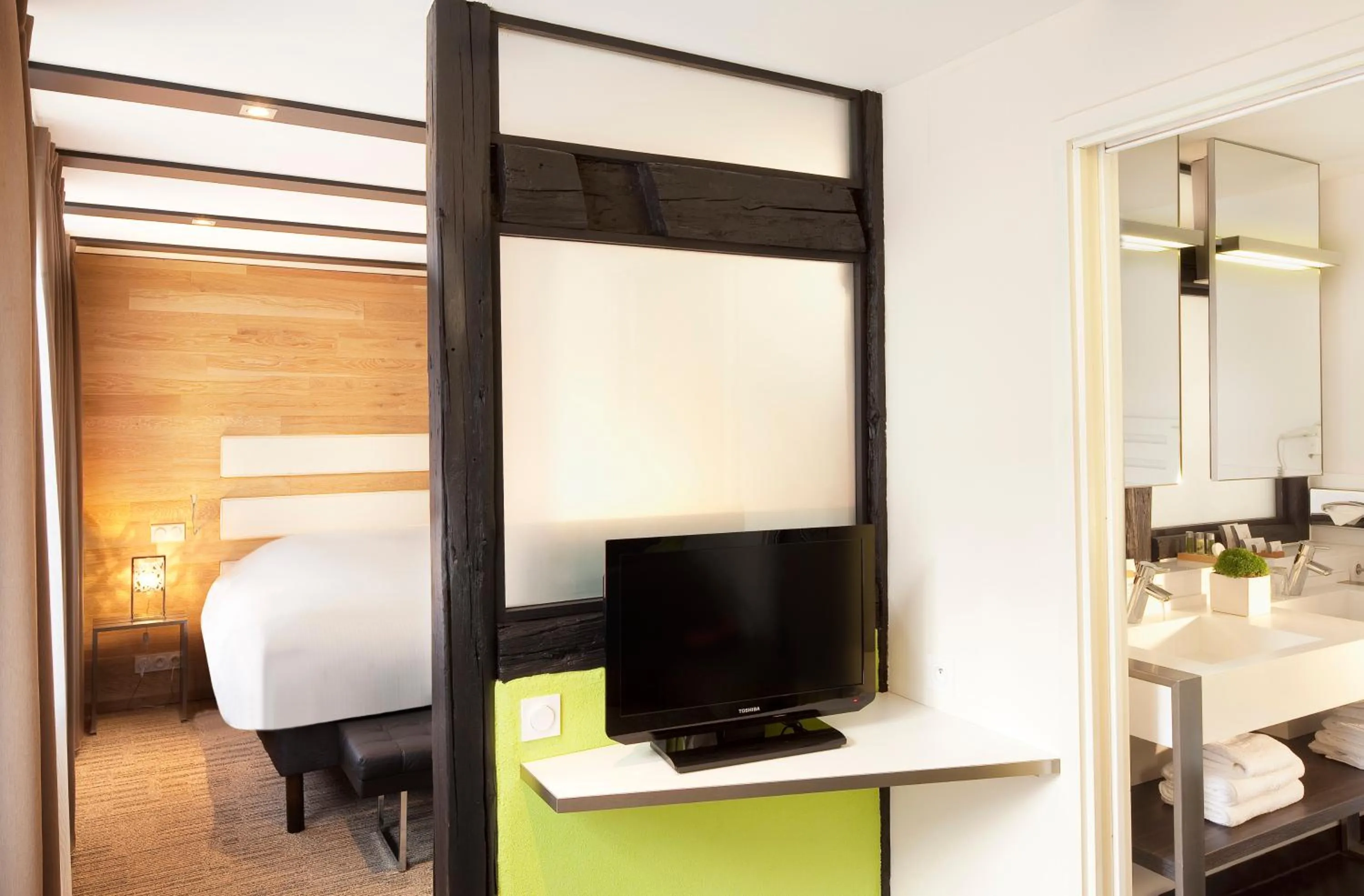 TV and multimedia, Bed in Hotel Le Colombier Suites