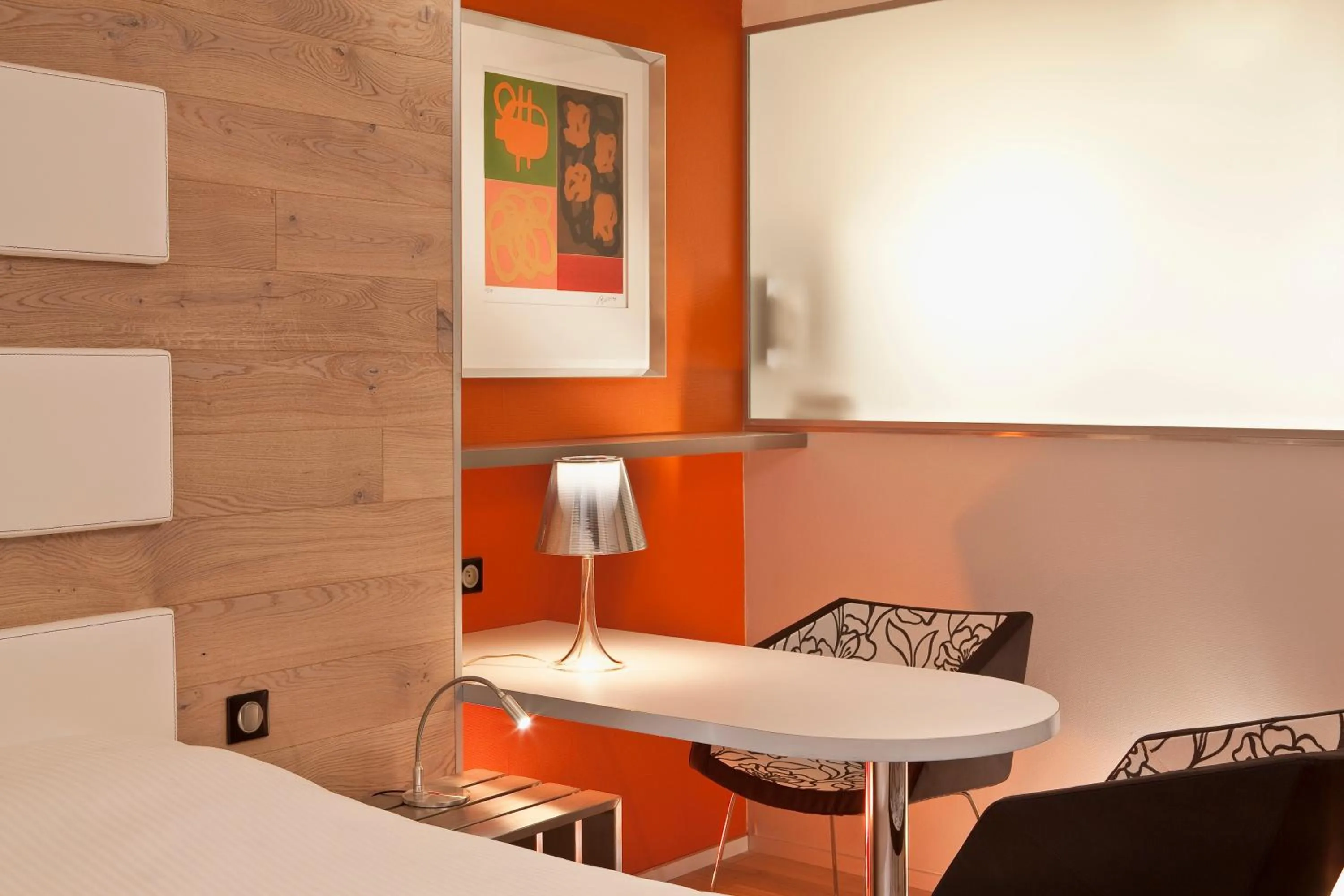 Seating area, Bed in Hotel Le Colombier Suites