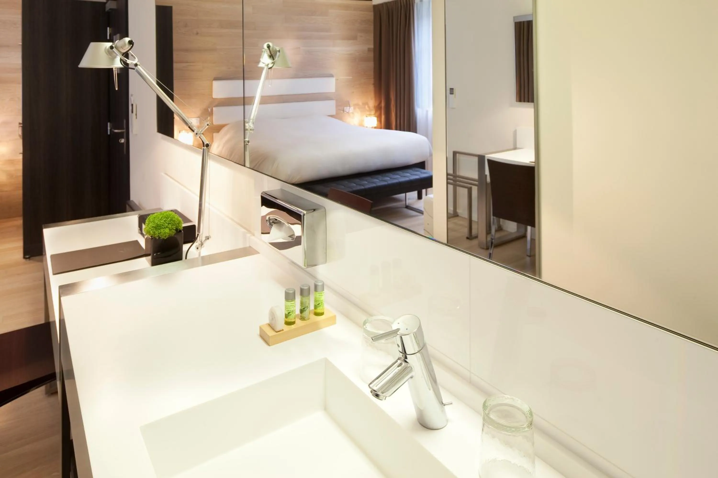 Bathroom, Bed in Hotel Le Colombier Suites