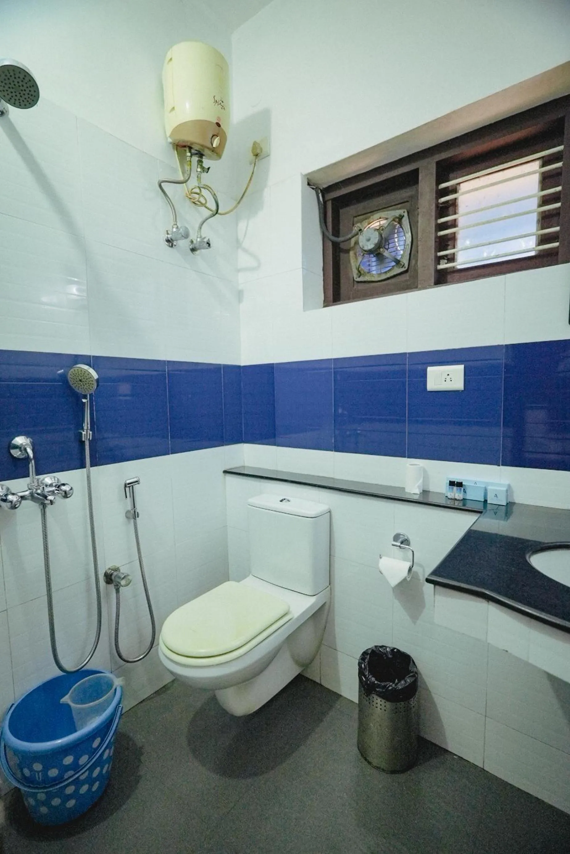 Toilet in Raja Park Beach Resort