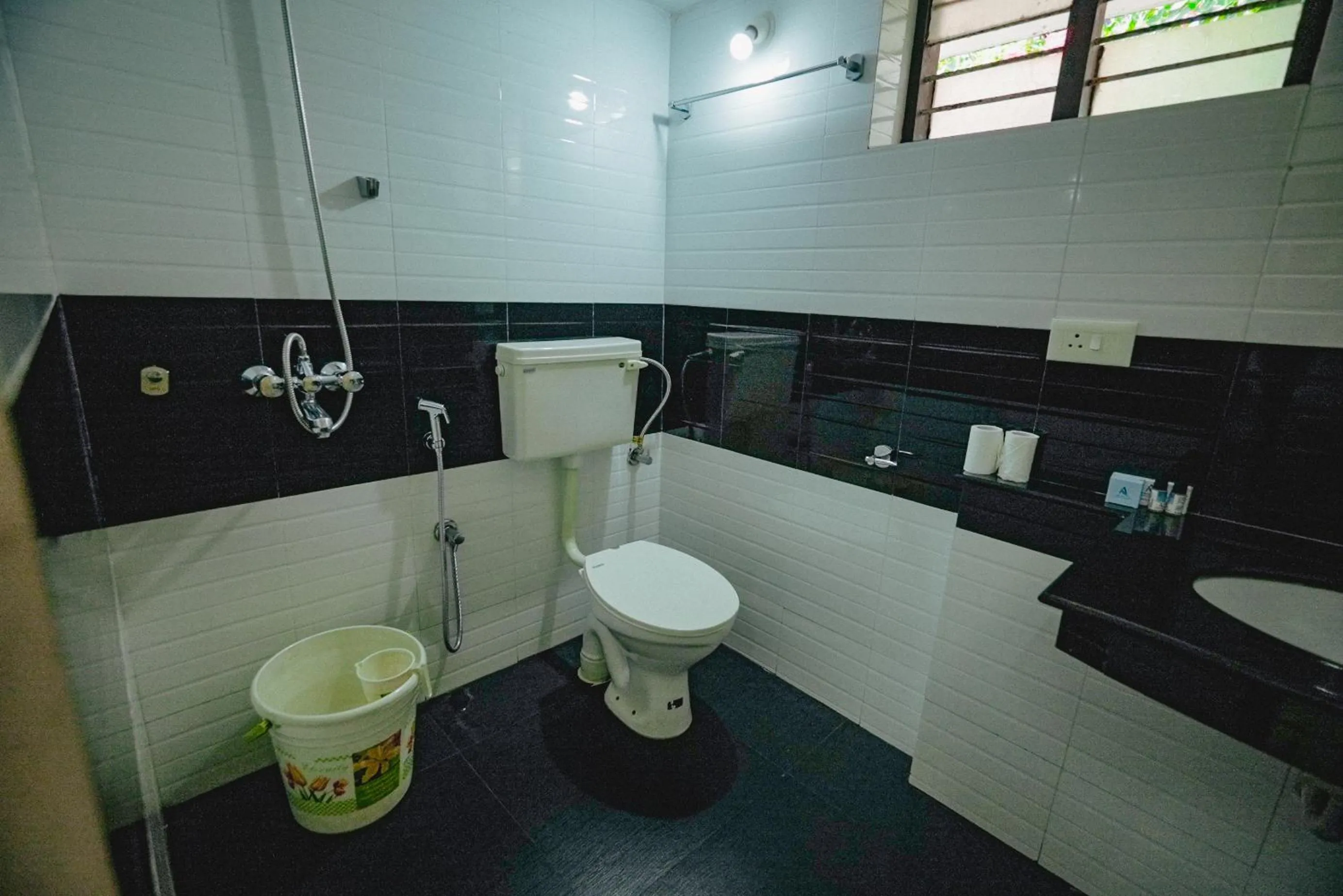 Toilet in Raja Park Beach Resort