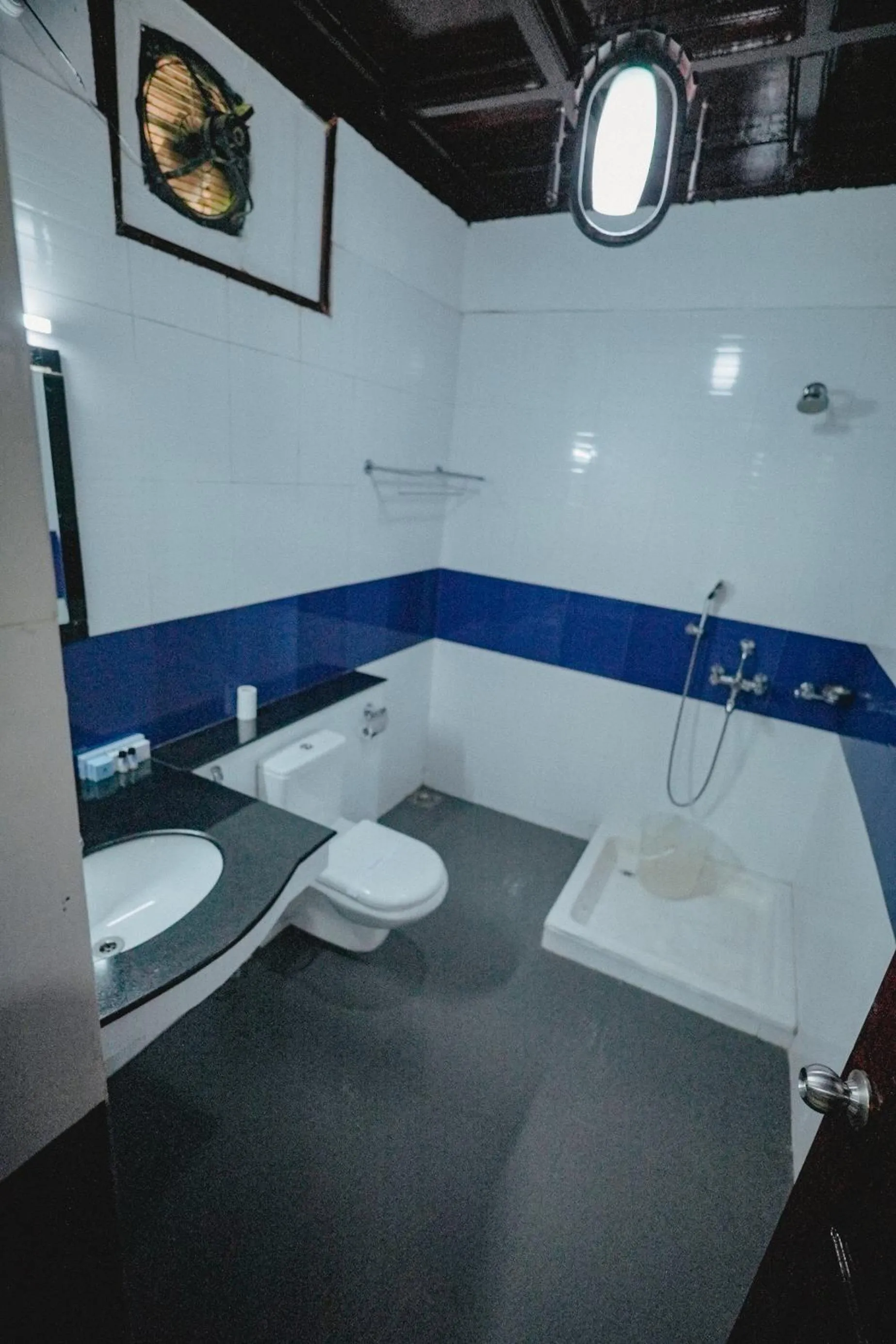 Toilet in Raja Park Beach Resort