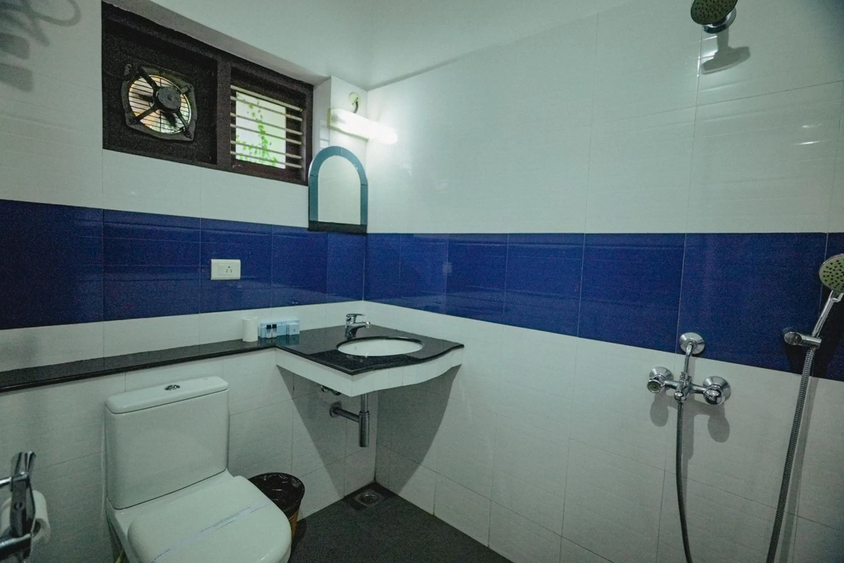 Toilet in Raja Park Beach Resort