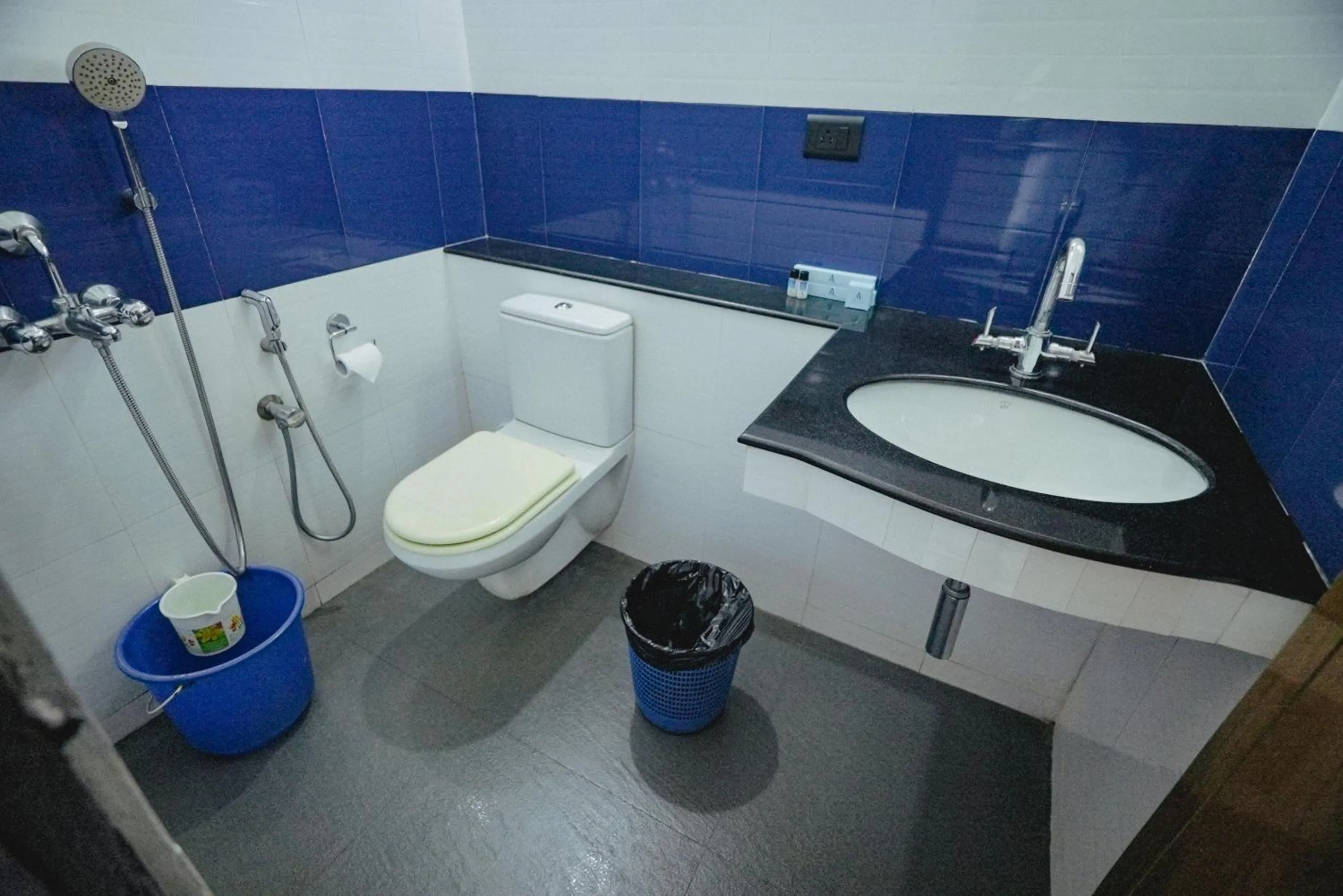 Toilet in Raja Park Beach Resort