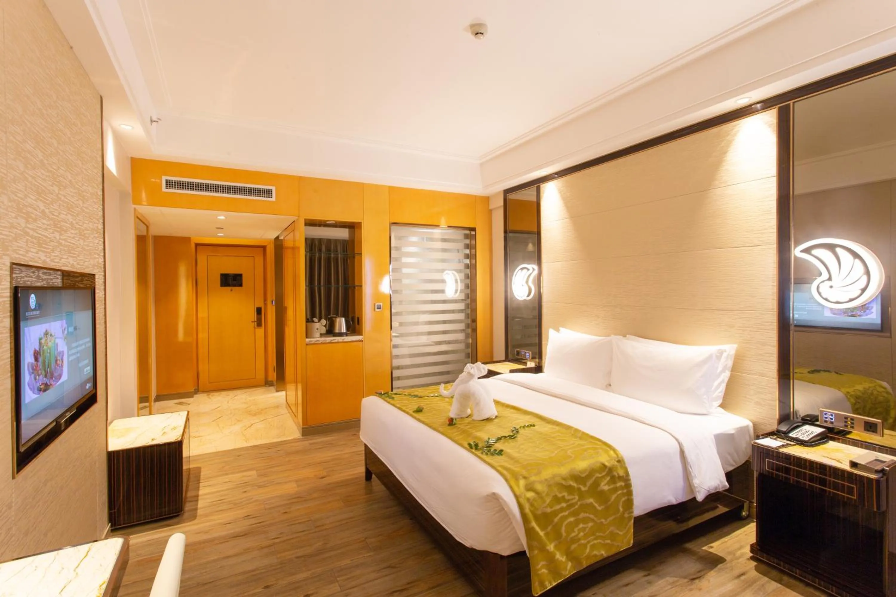 Photo of the whole room, Bed in YueXin Tomorrow Hotel Sanya