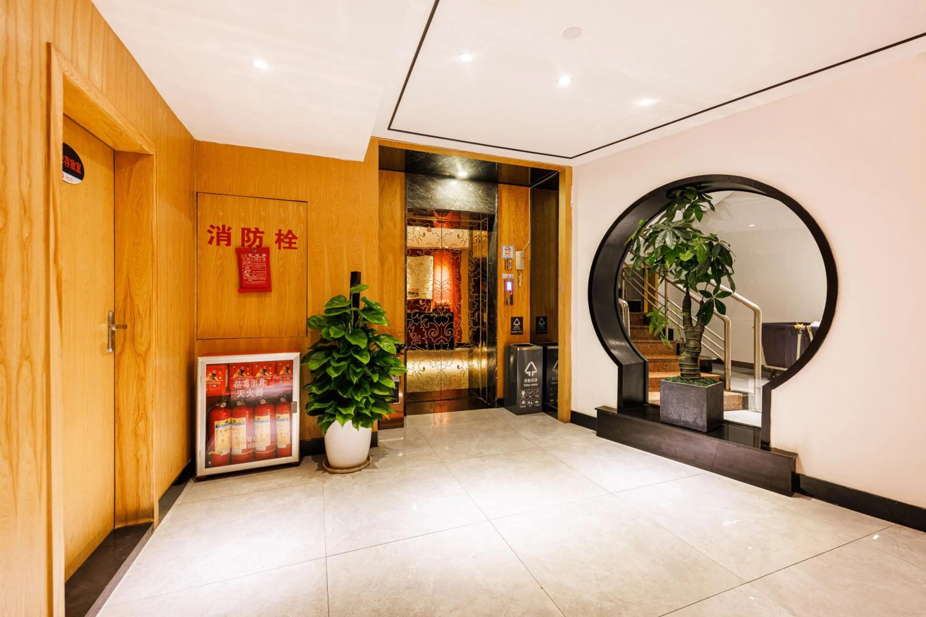 elevator in Guangzhou Hongcheng Hotel