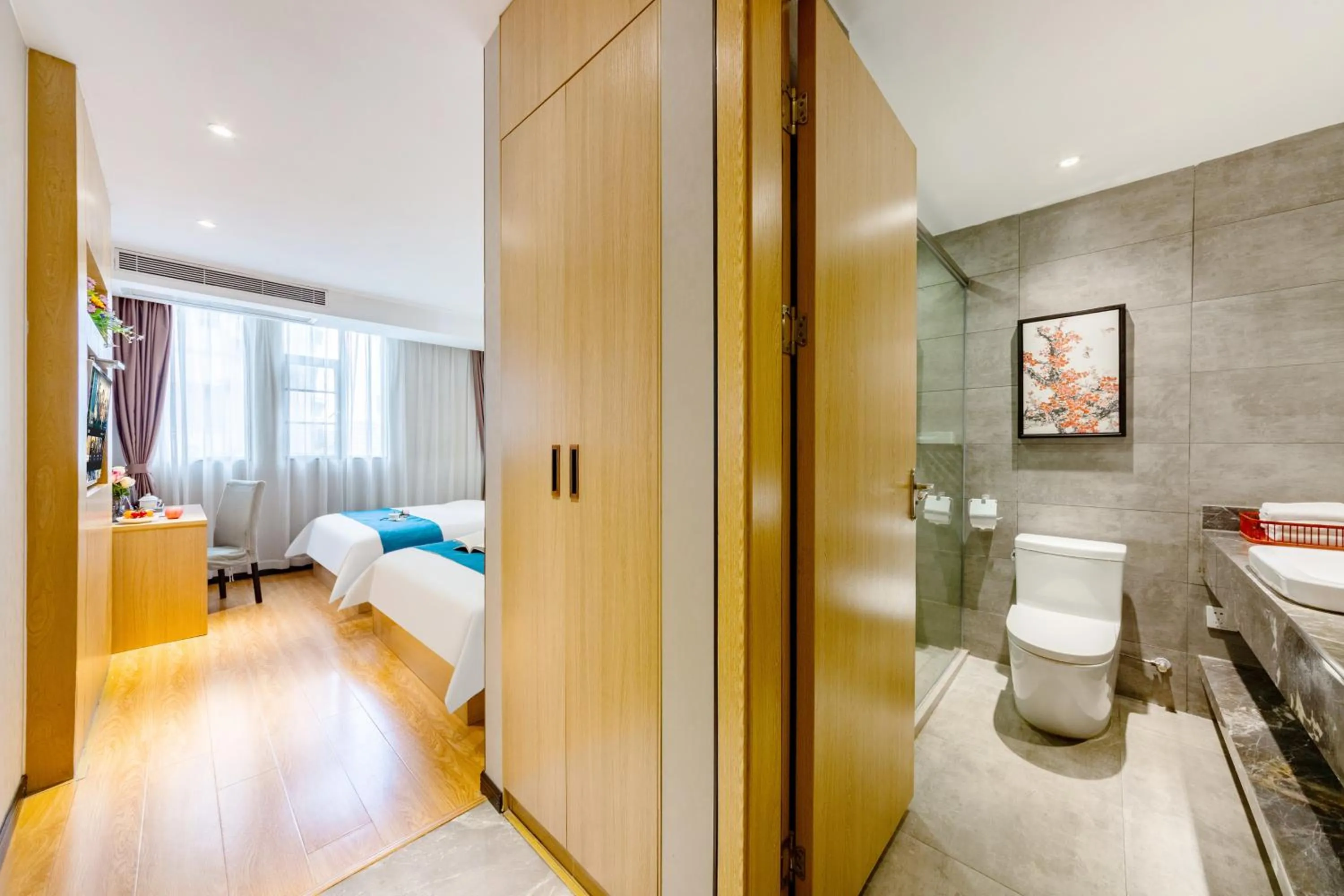 Bathroom, Bed in Guangzhou Hongcheng Hotel