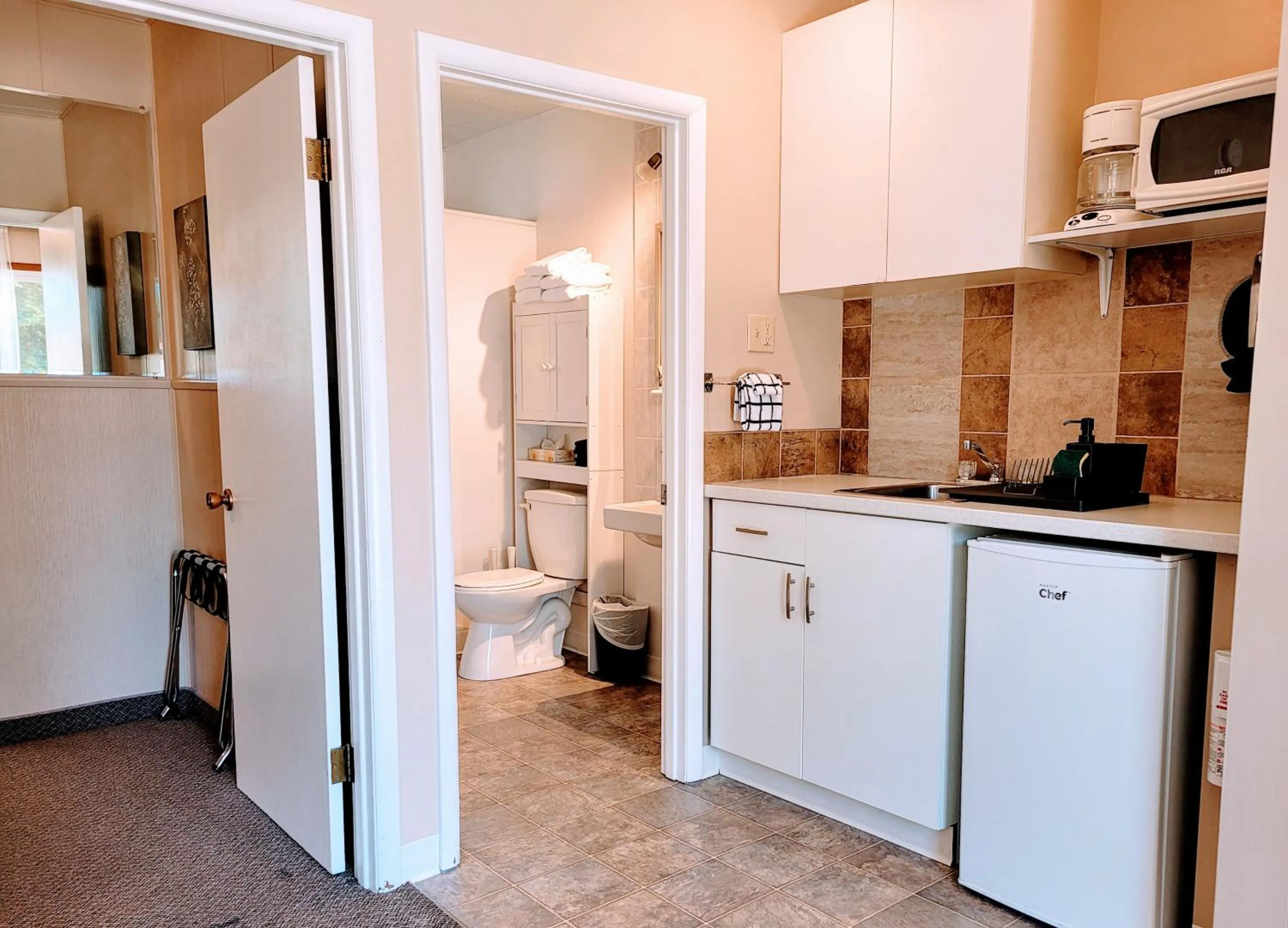 Kitchen or kitchenette in Lido Motel