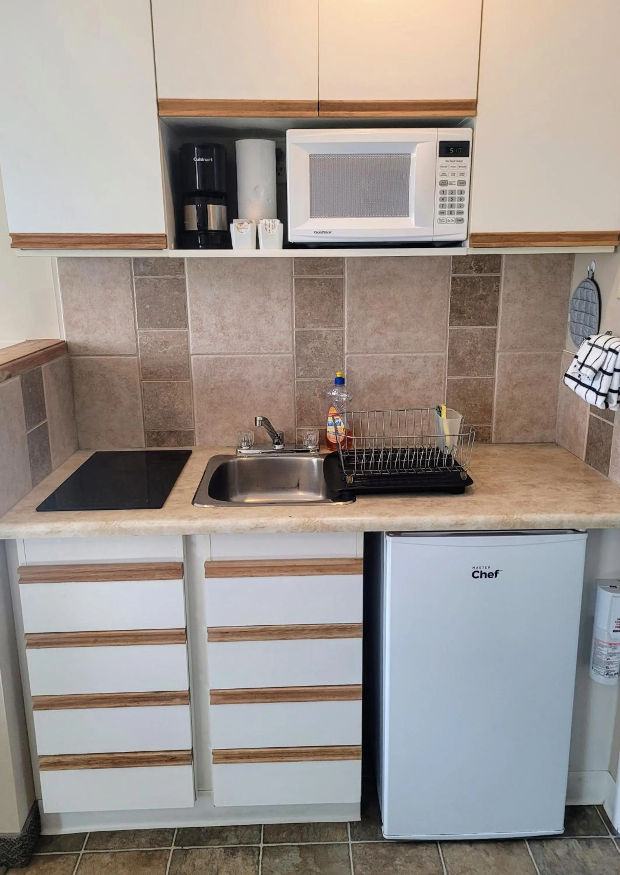 Kitchen or kitchenette in Lido Motel