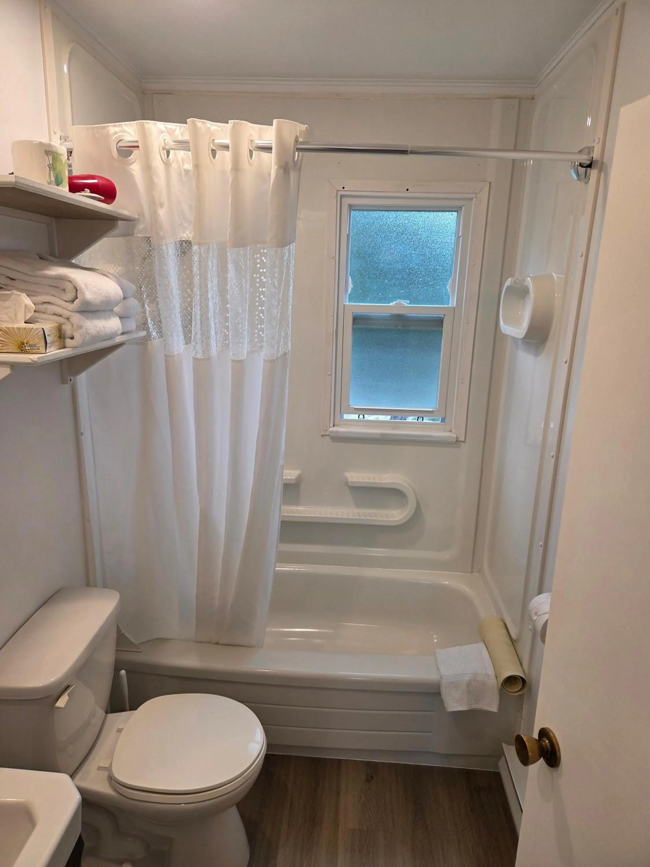 Bathroom in Lido Motel