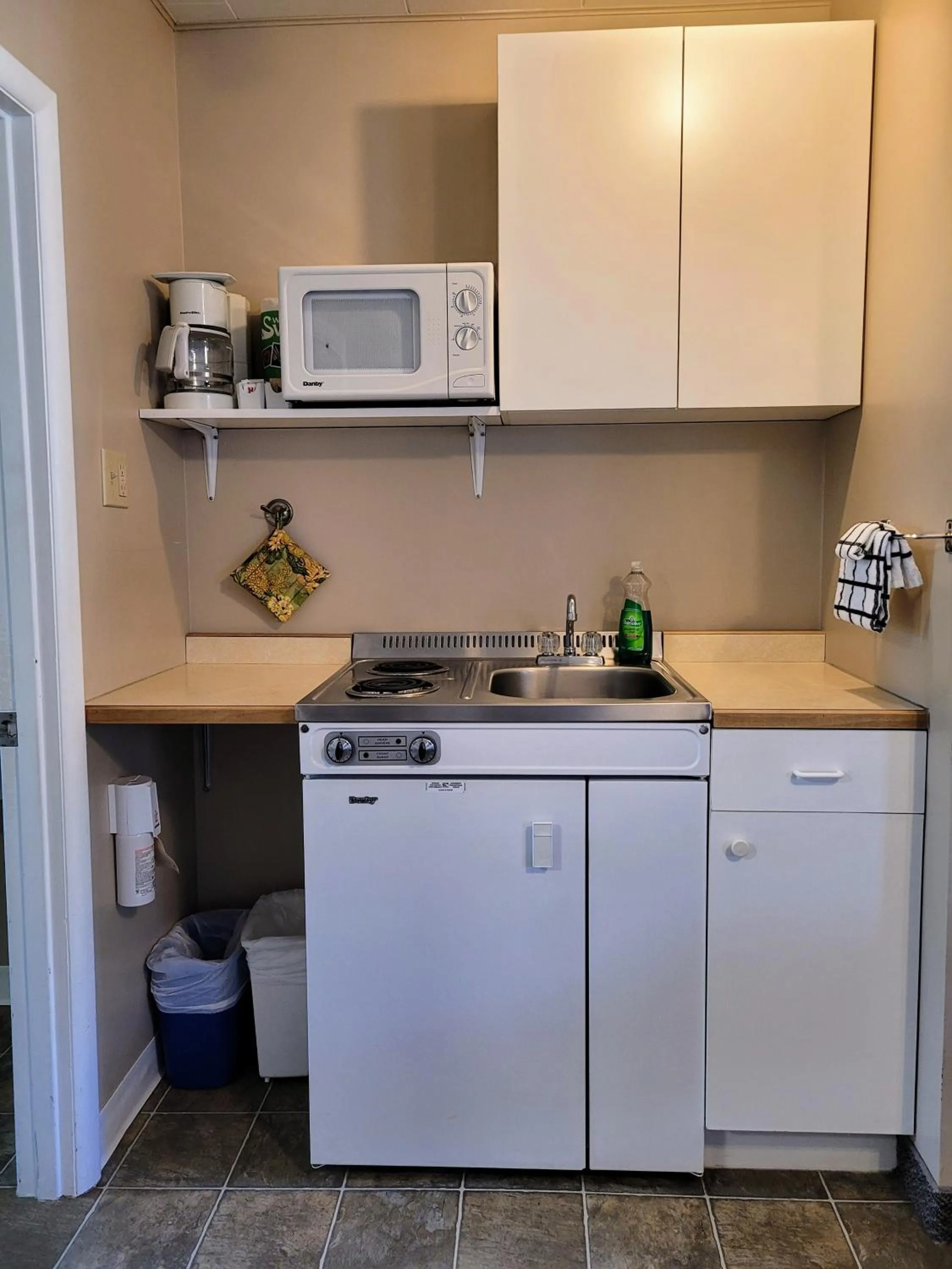 Kitchen or kitchenette in Lido Motel