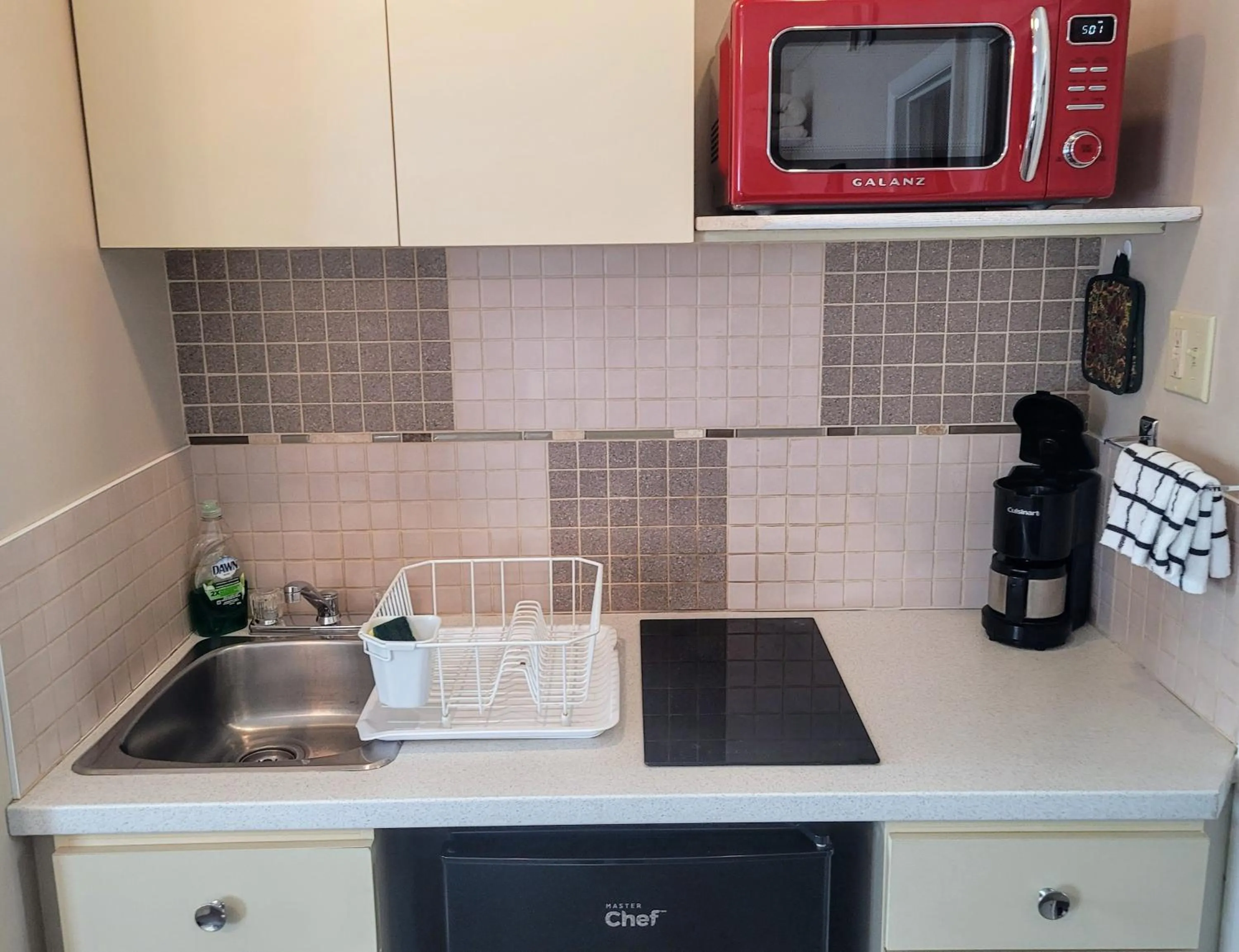 Kitchen or kitchenette in Lido Motel