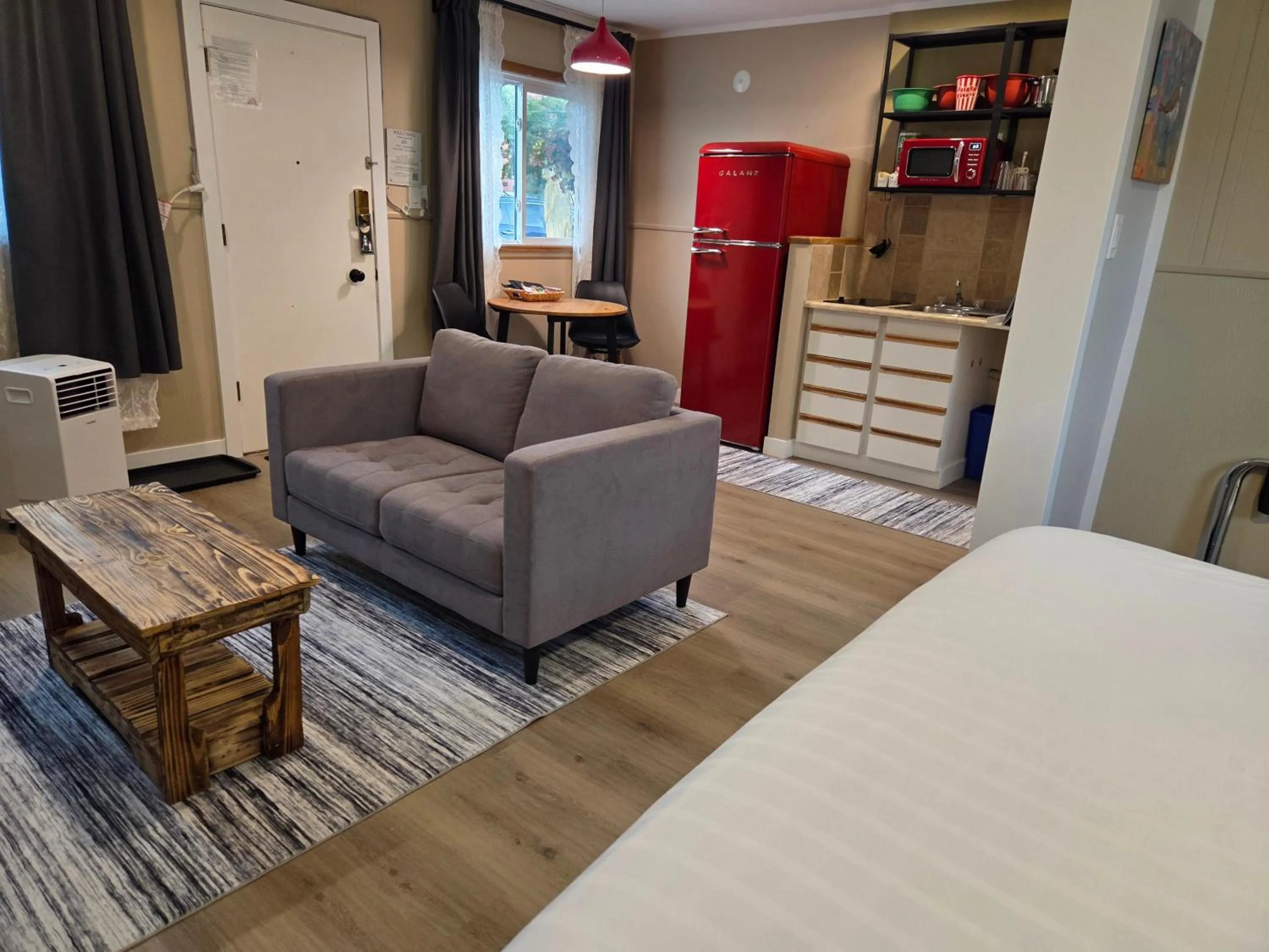 Photo of the whole room in Lido Motel