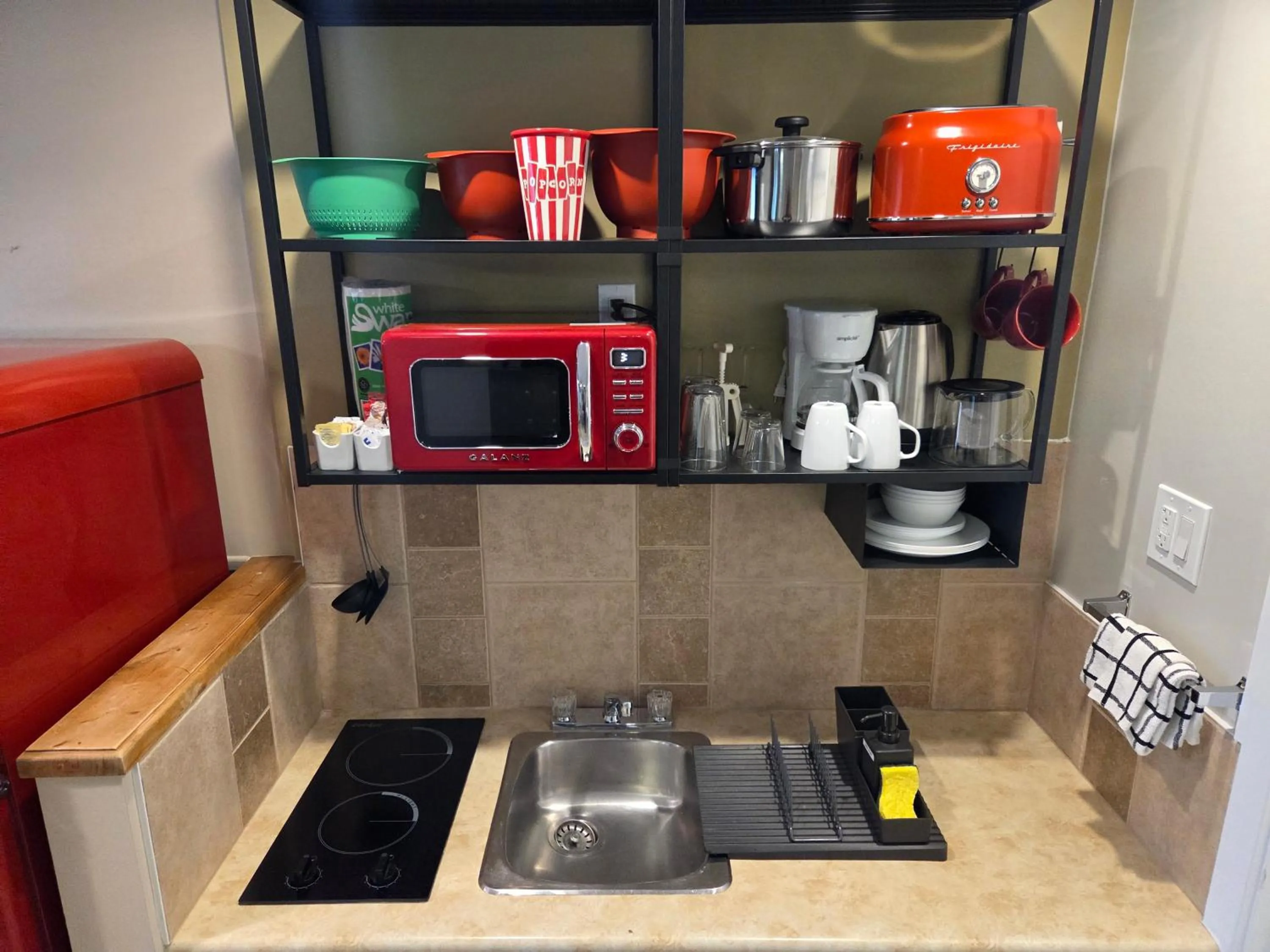 Kitchen or kitchenette in Lido Motel