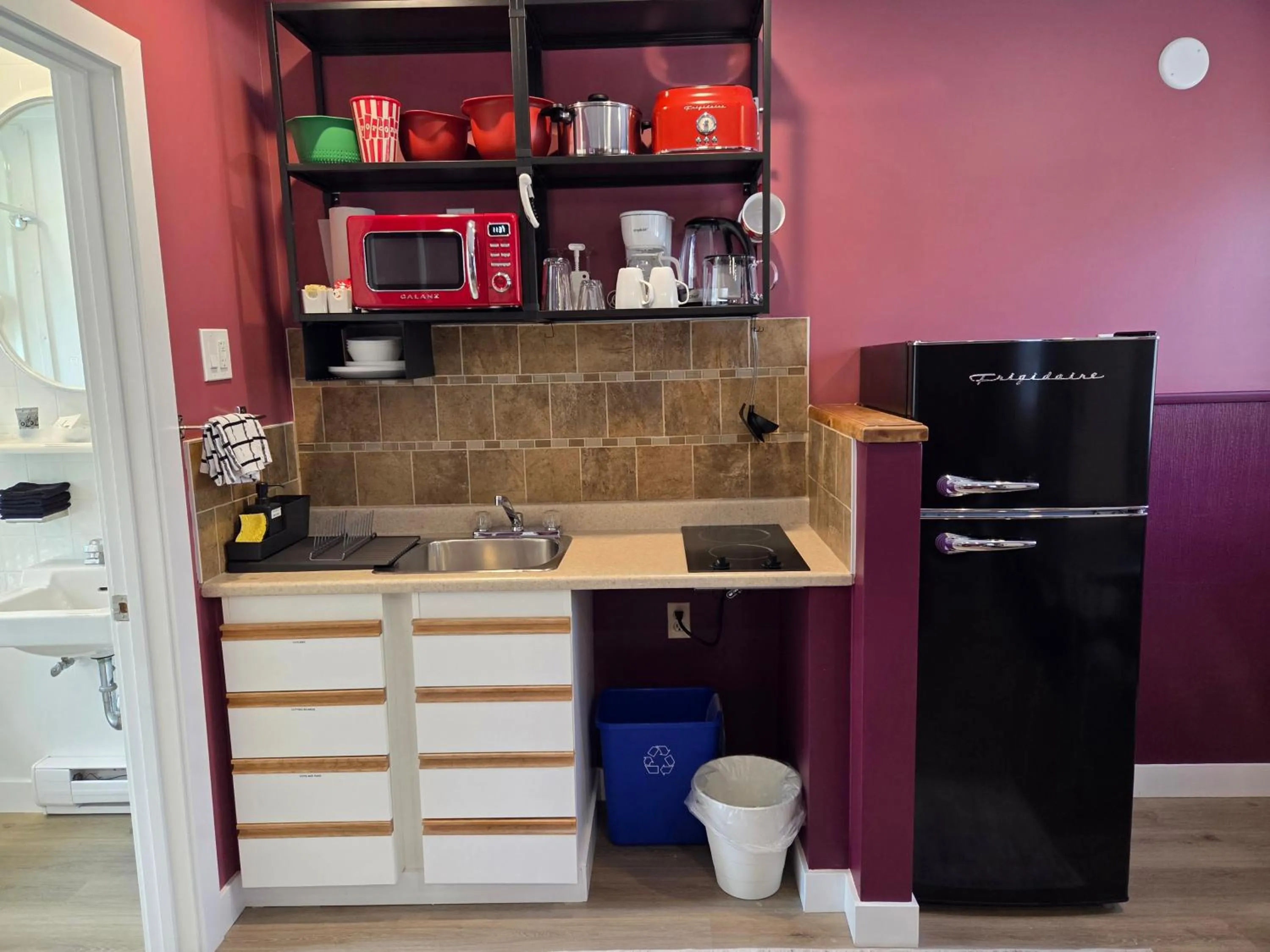 Kitchen or kitchenette in Lido Motel