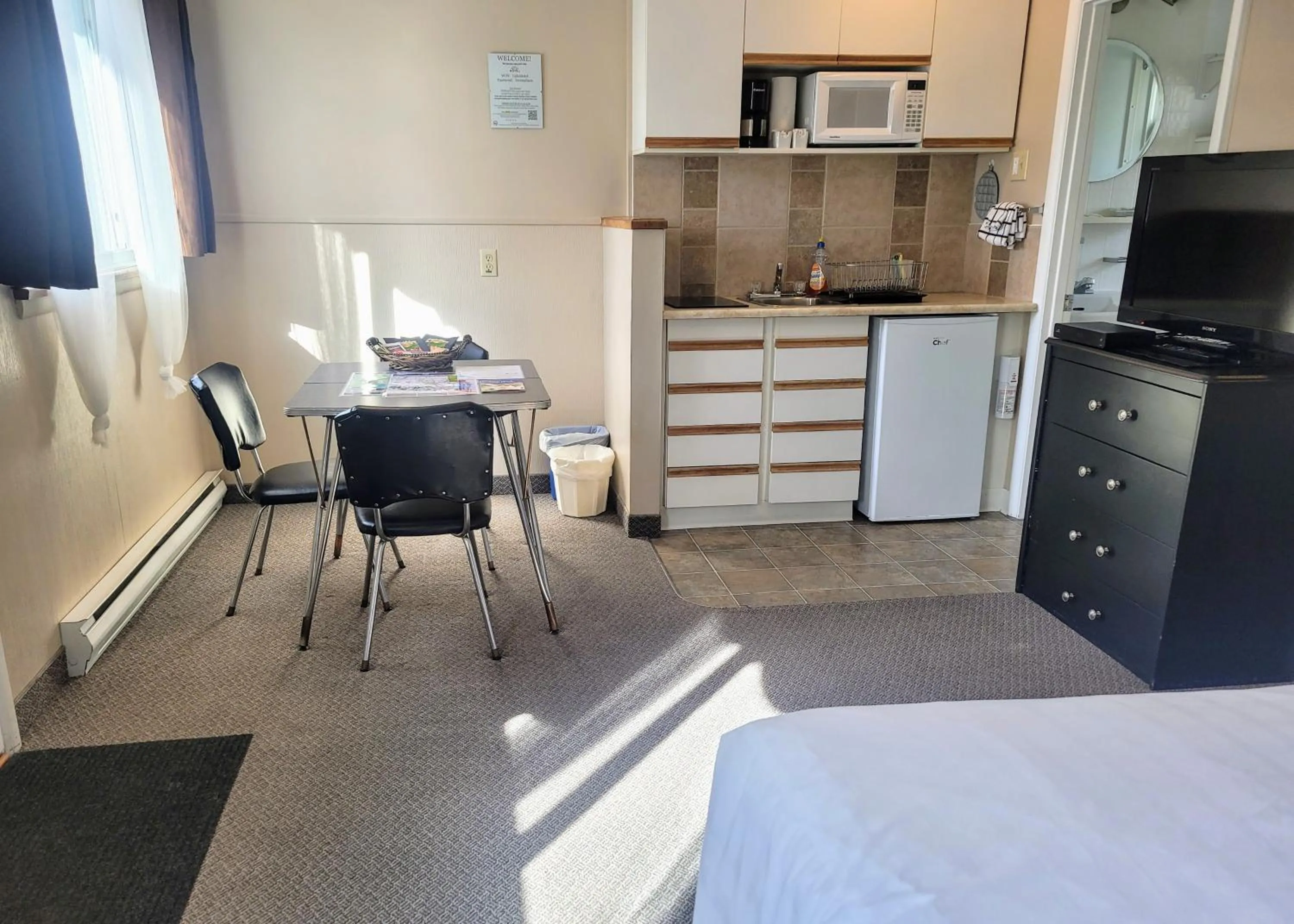 Kitchen or kitchenette in Lido Motel