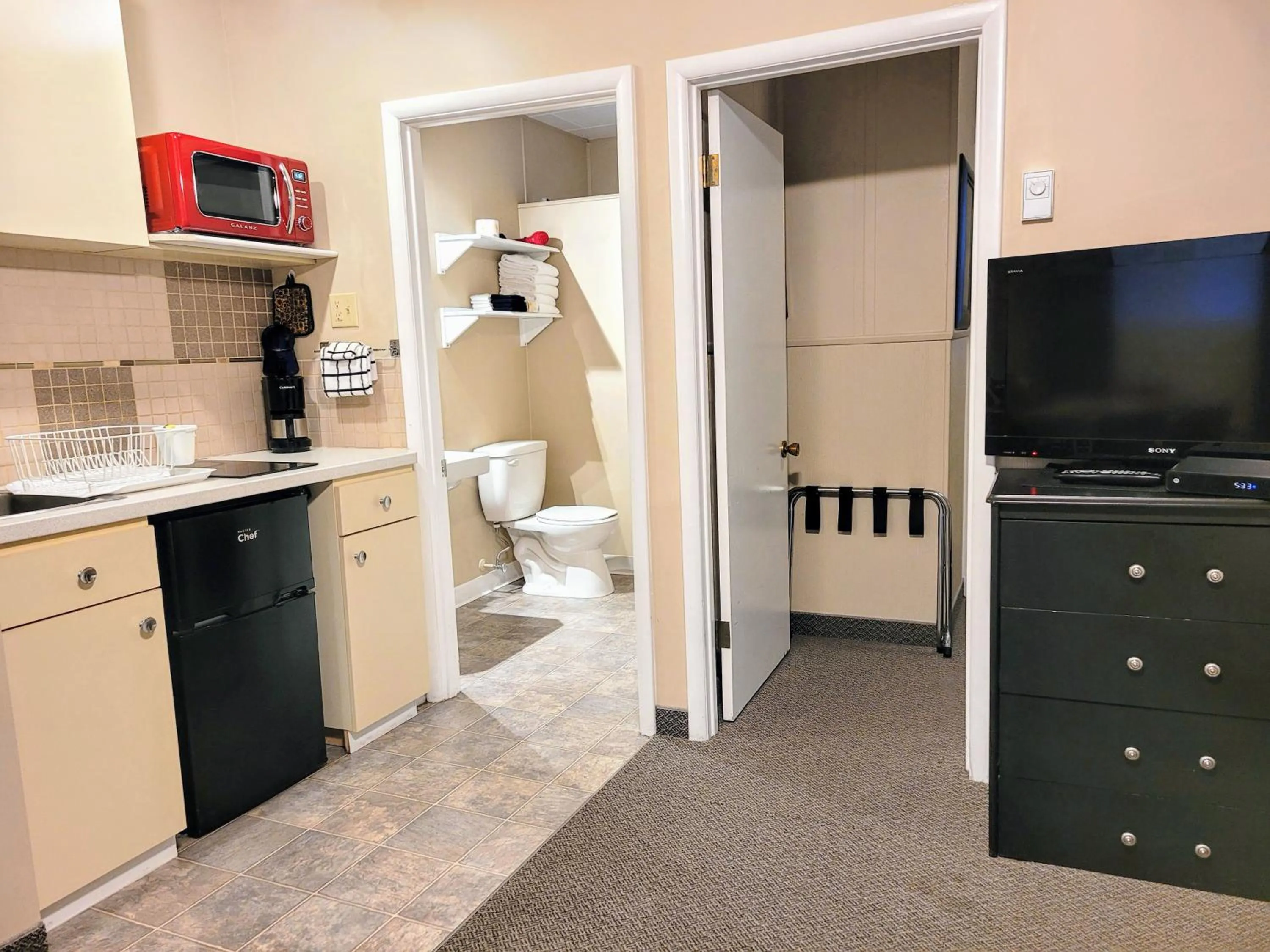 Kitchen or kitchenette in Lido Motel