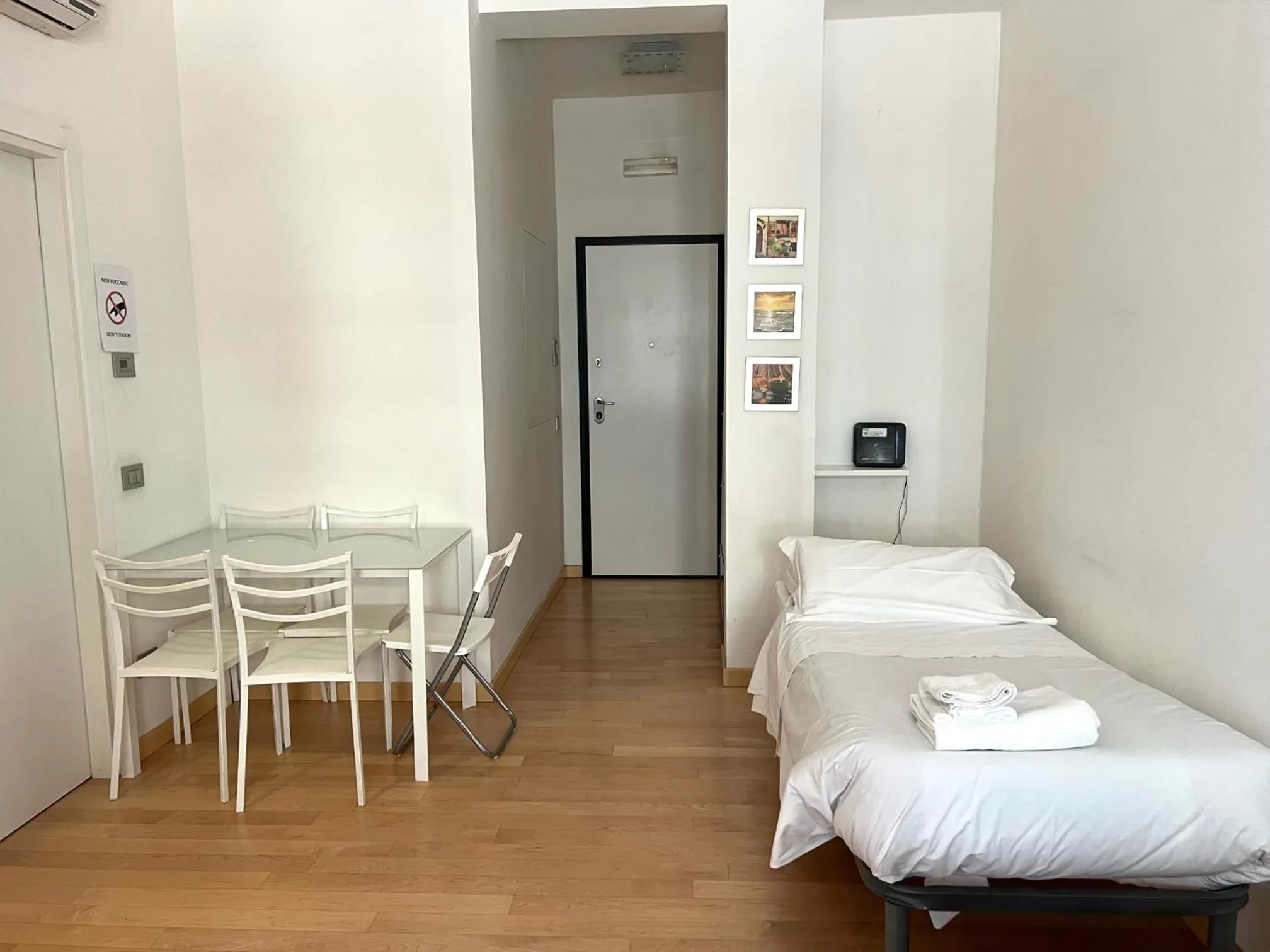 Dining area, Bed in Luciano Laterani Guest House