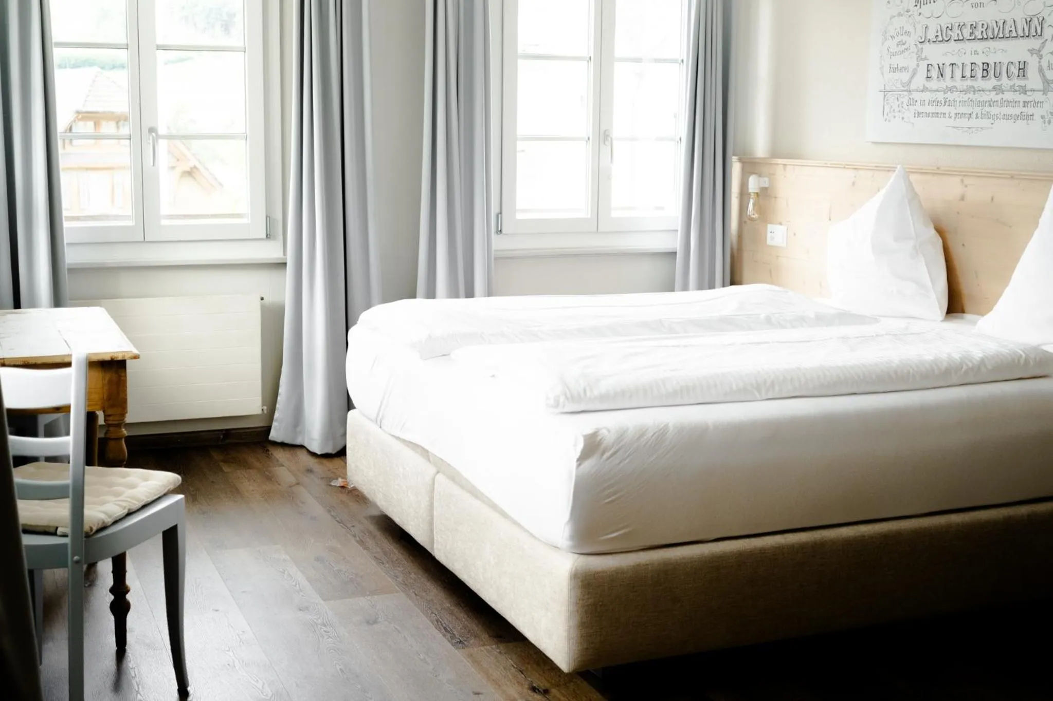 Photo of the whole room, Bed in Drei Könige