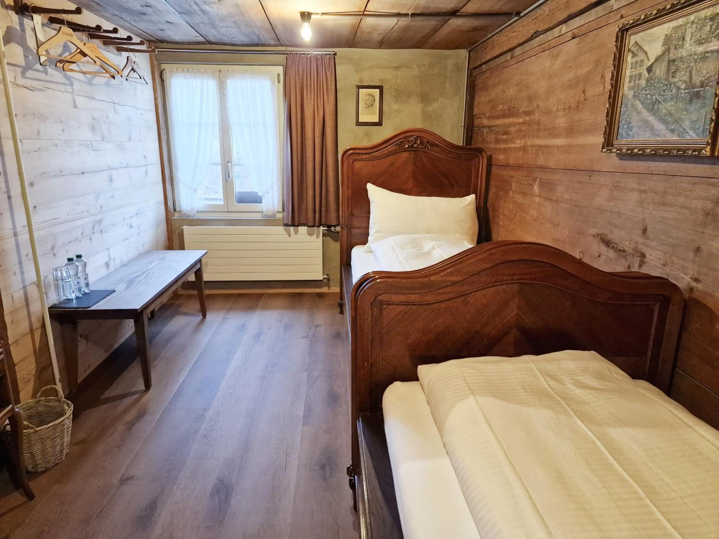 Photo of the whole room, Bed in Drei Könige