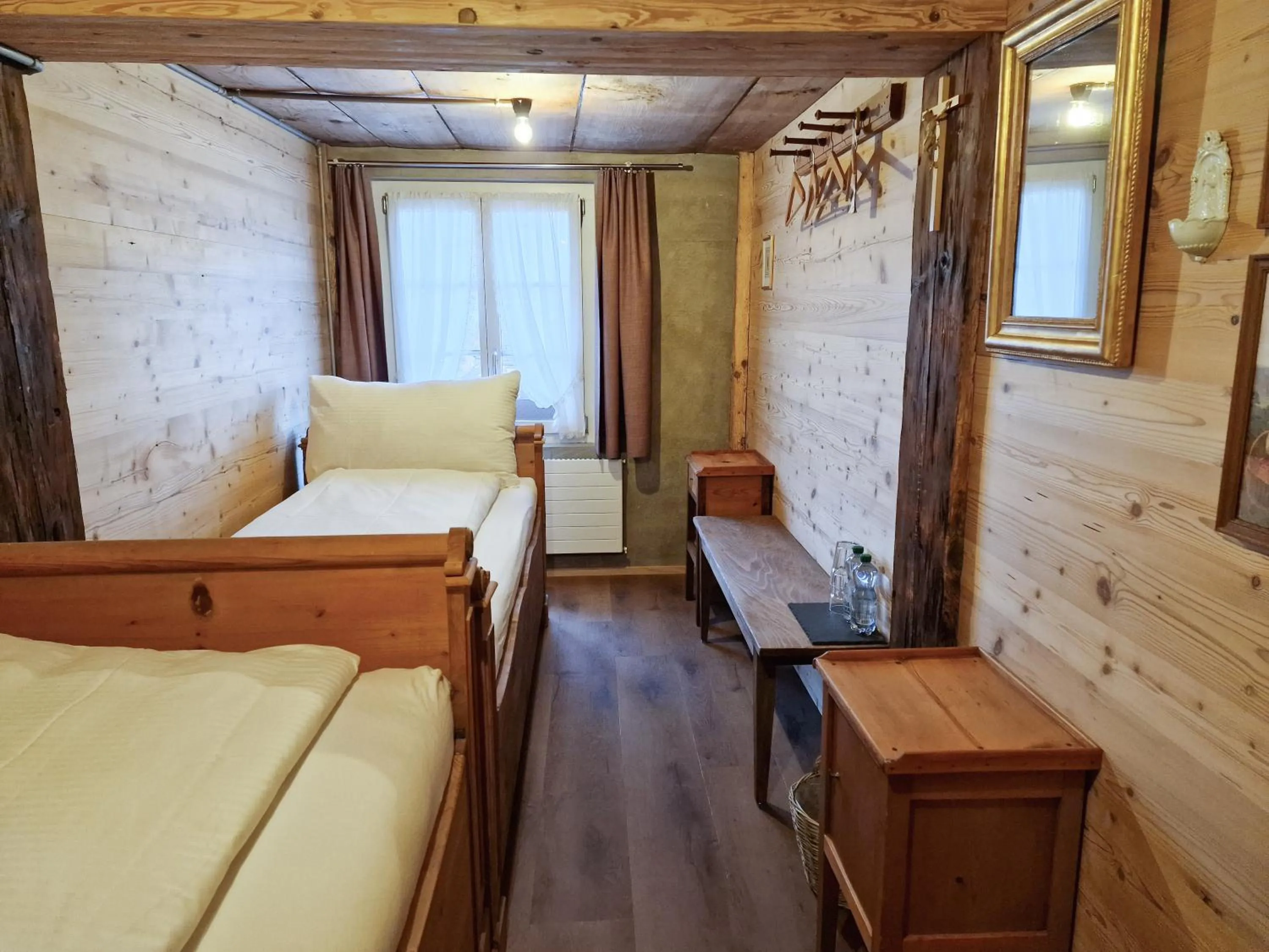 Photo of the whole room, Bed in Drei Könige