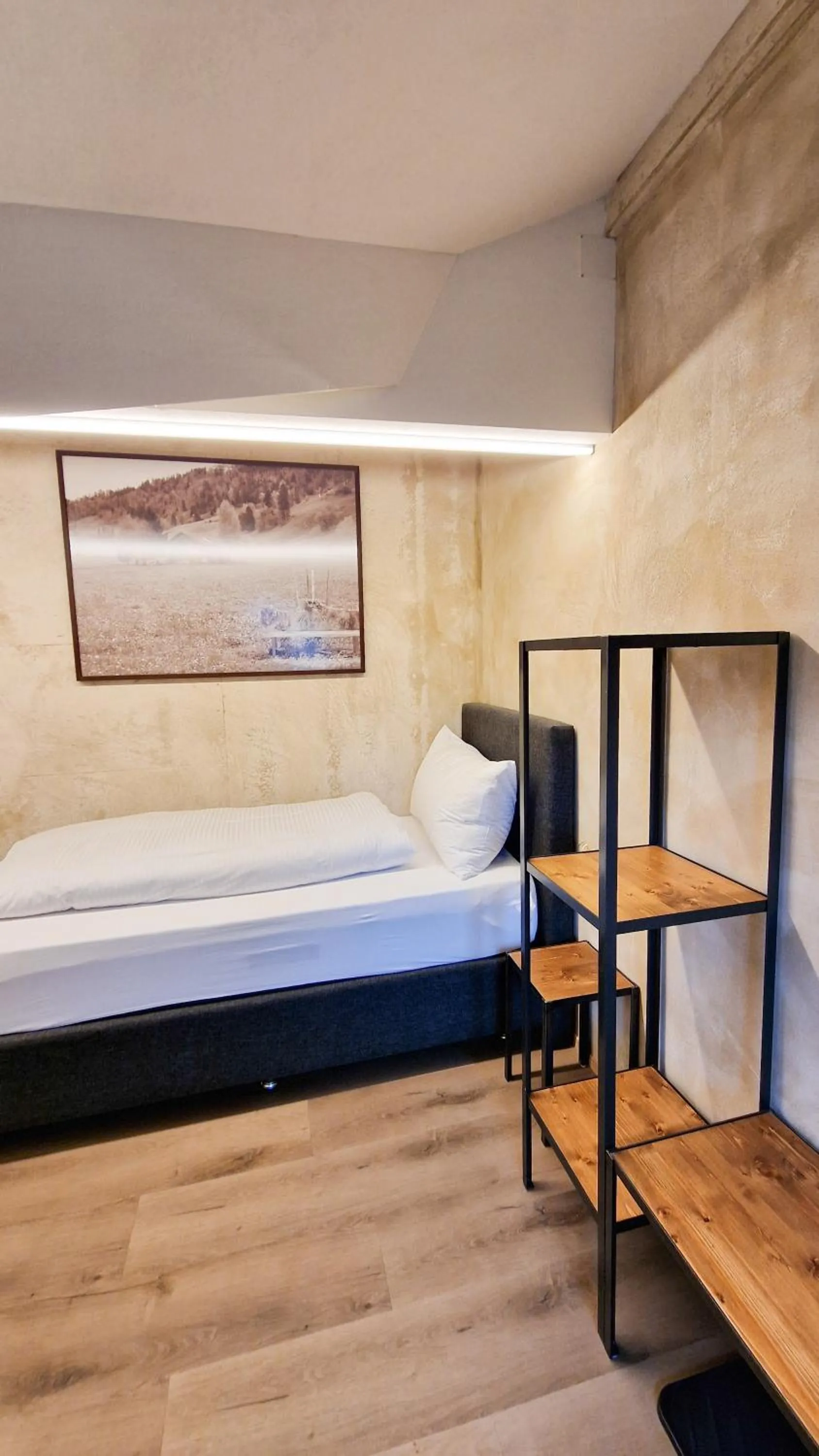 Photo of the whole room, Bed in Drei Könige