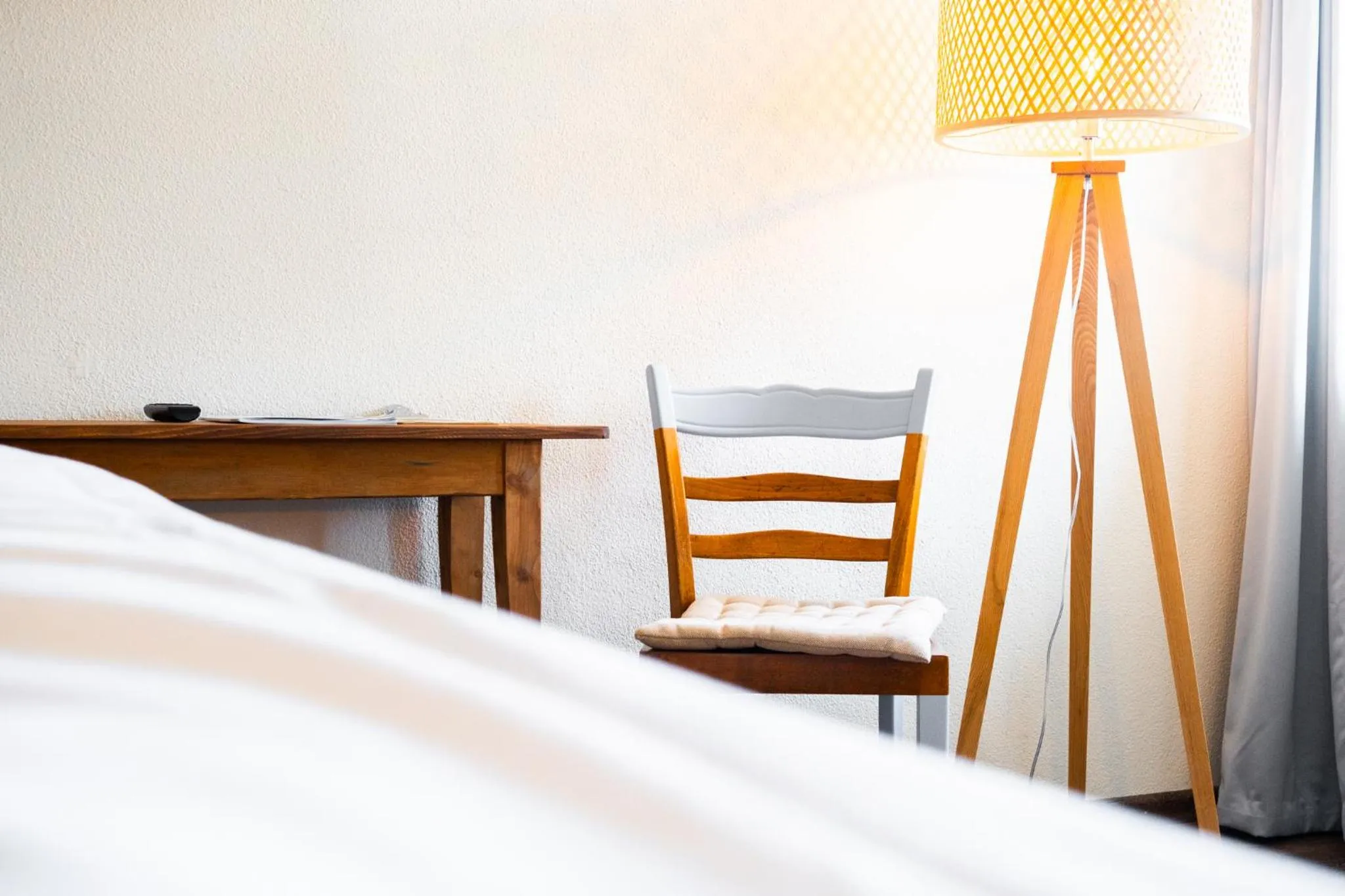 Photo of the whole room, Bed in Drei Könige