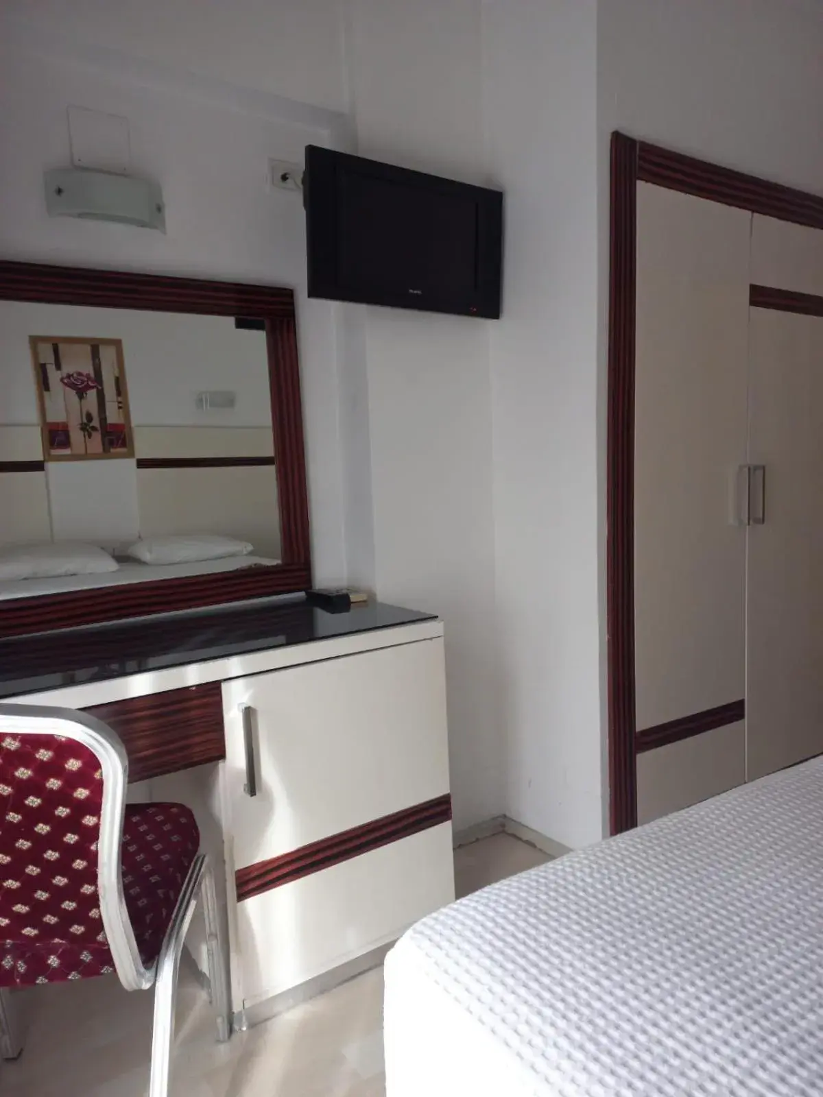 Bedroom, TV/Entertainment Center in Atalla Hotel