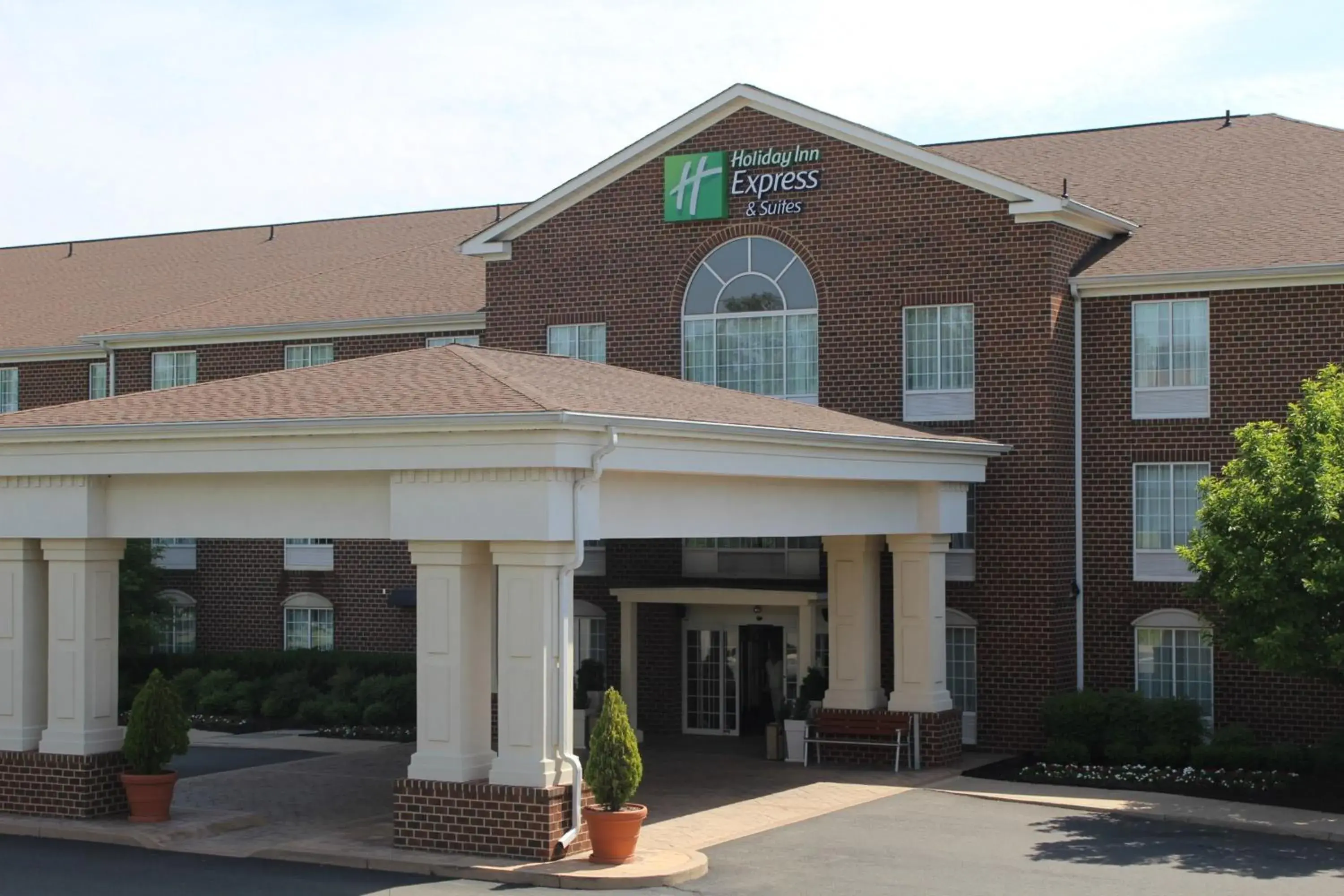 Property building in Holiday Inn Express Hotel & Suites Warrenton by IHG Property building in Holiday Inn Express Hotel & Suites Warrenton by IHG