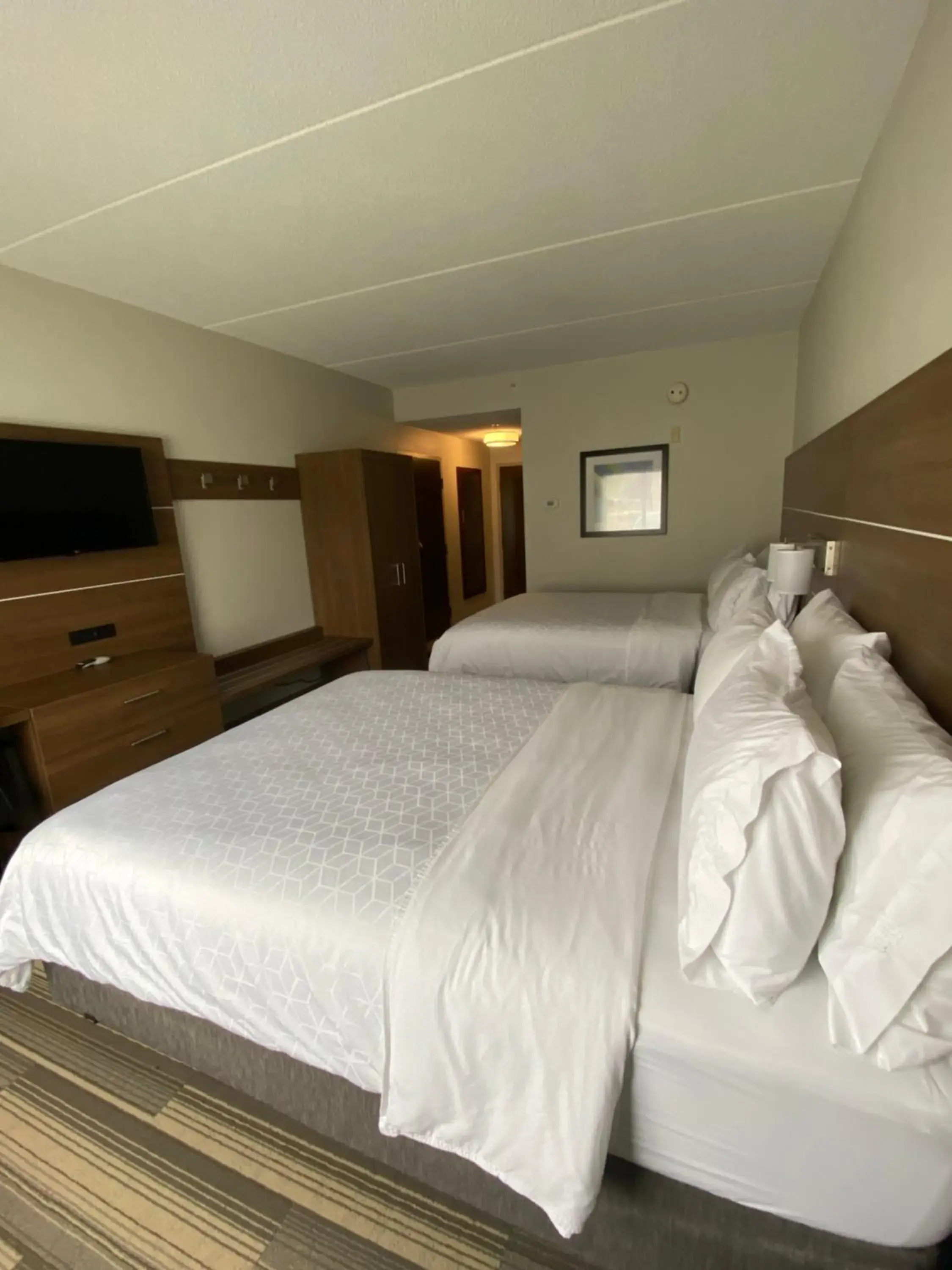 Standard Queen Room with Two Queen Beds and Mobility Accessible Tub in Holiday Inn Express Hotel & Suites Warrenton by IHG Standard Queen Room with Two Queen Beds and Mobility Accessible Tub in Holiday Inn Express Hotel & Suites Warrenton by IHG