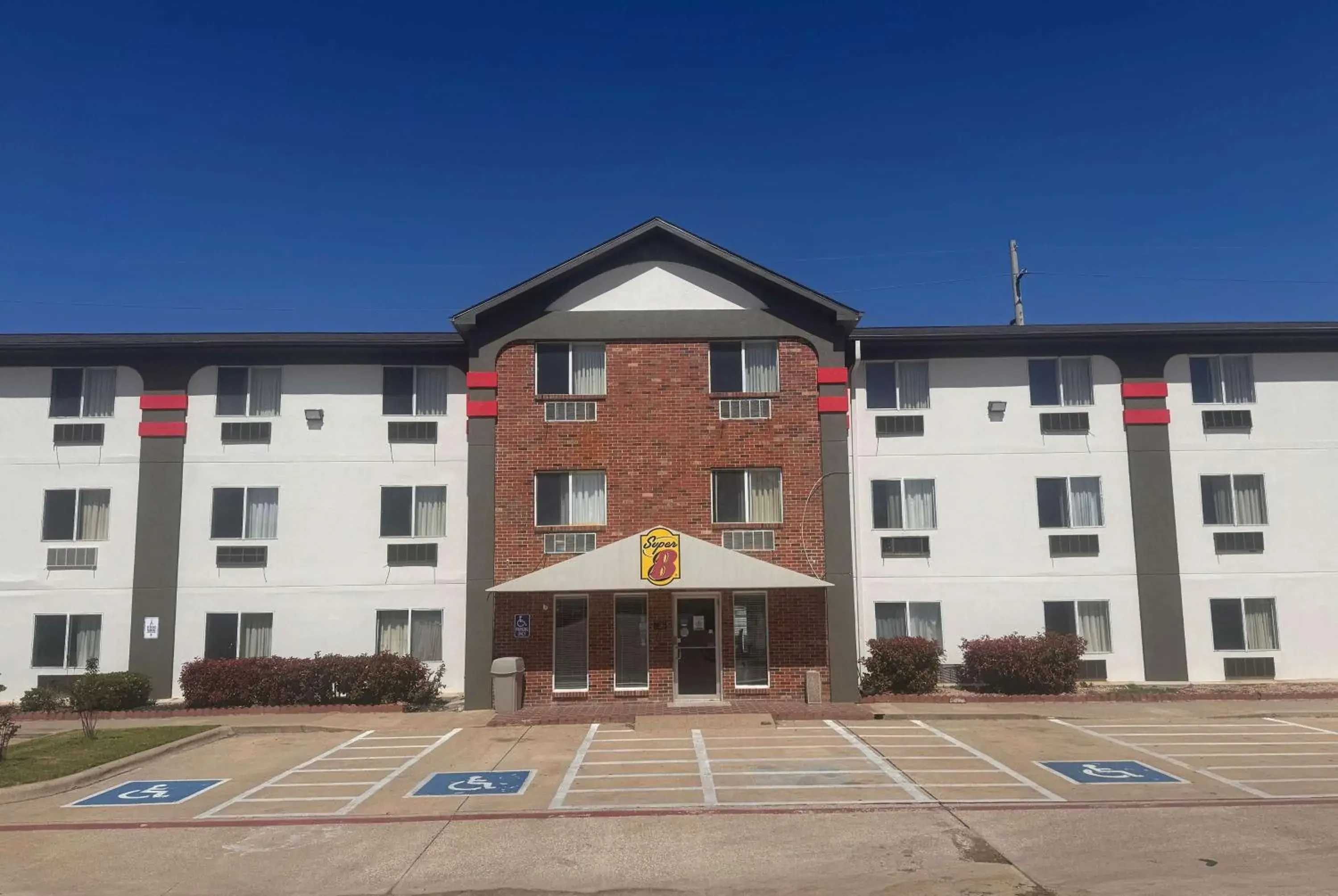 Property building in Super 8 by Wyndham College Station Property building in Super 8 by Wyndham College Station