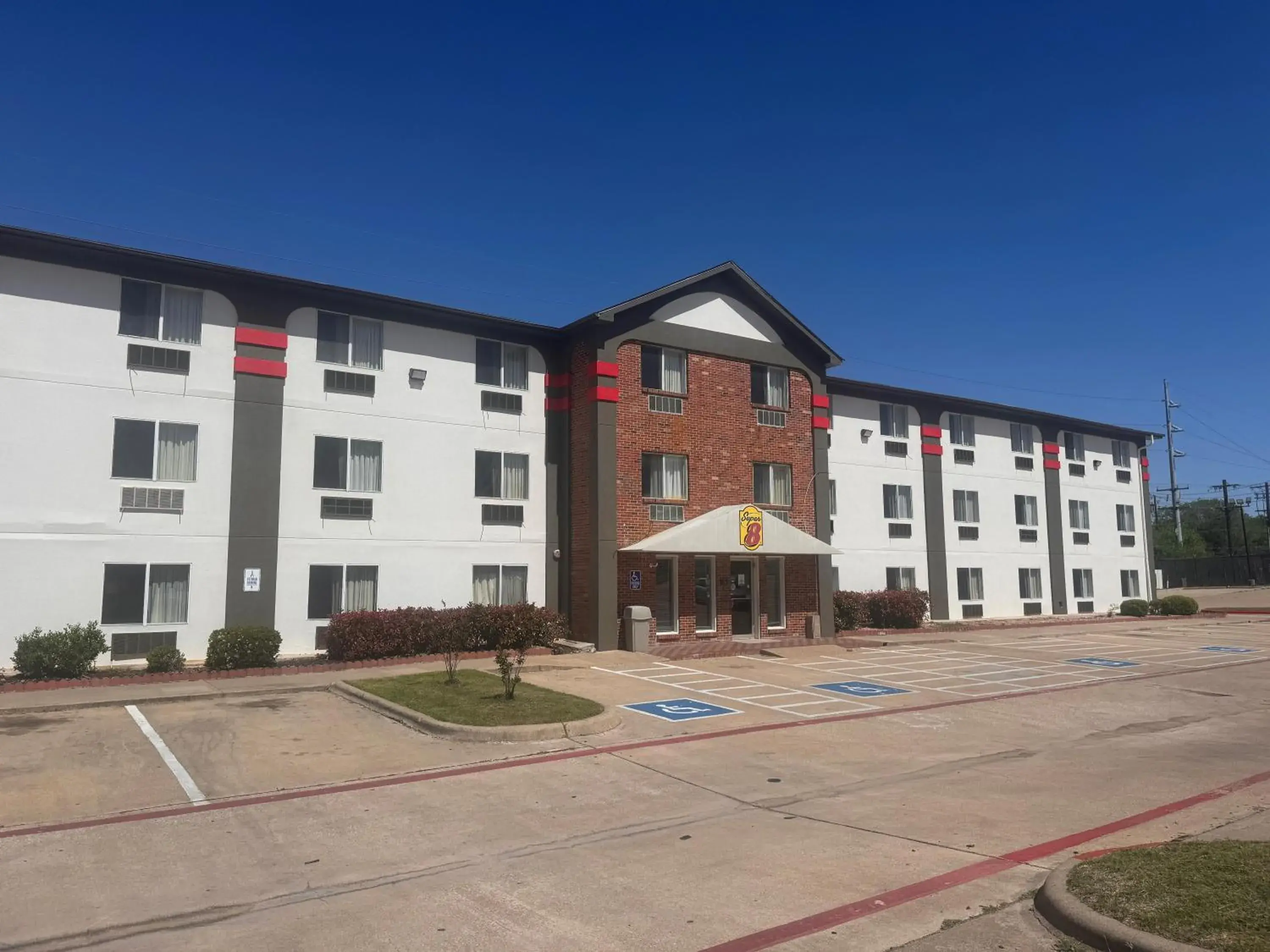 Property building in Super 8 by Wyndham College Station Property building in Super 8 by Wyndham College Station