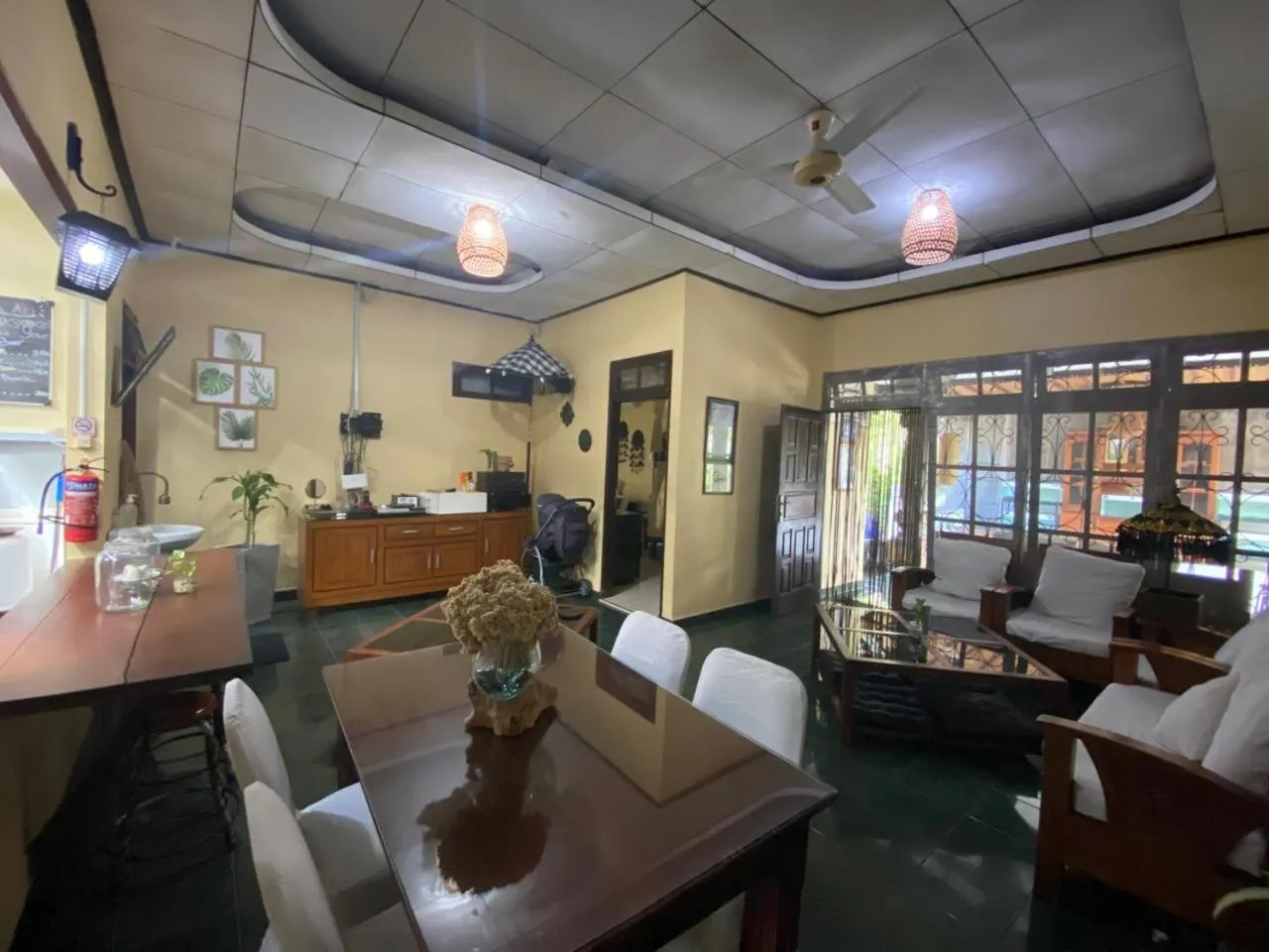 Communal lounge/ TV room in Coliving Bali SWEET HOME Kost Lengkap di Tabanan Kota