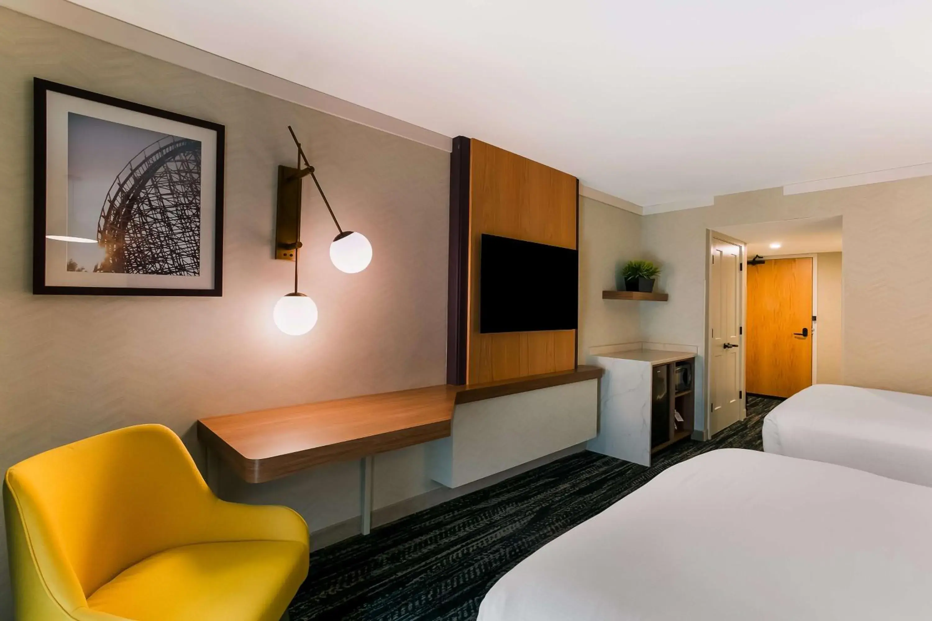 Pool view, Bed in Best Western Premier the Central Hotel & Conference Center Pool view, Bed in Best Western Premier the Central Hotel & Conference Center